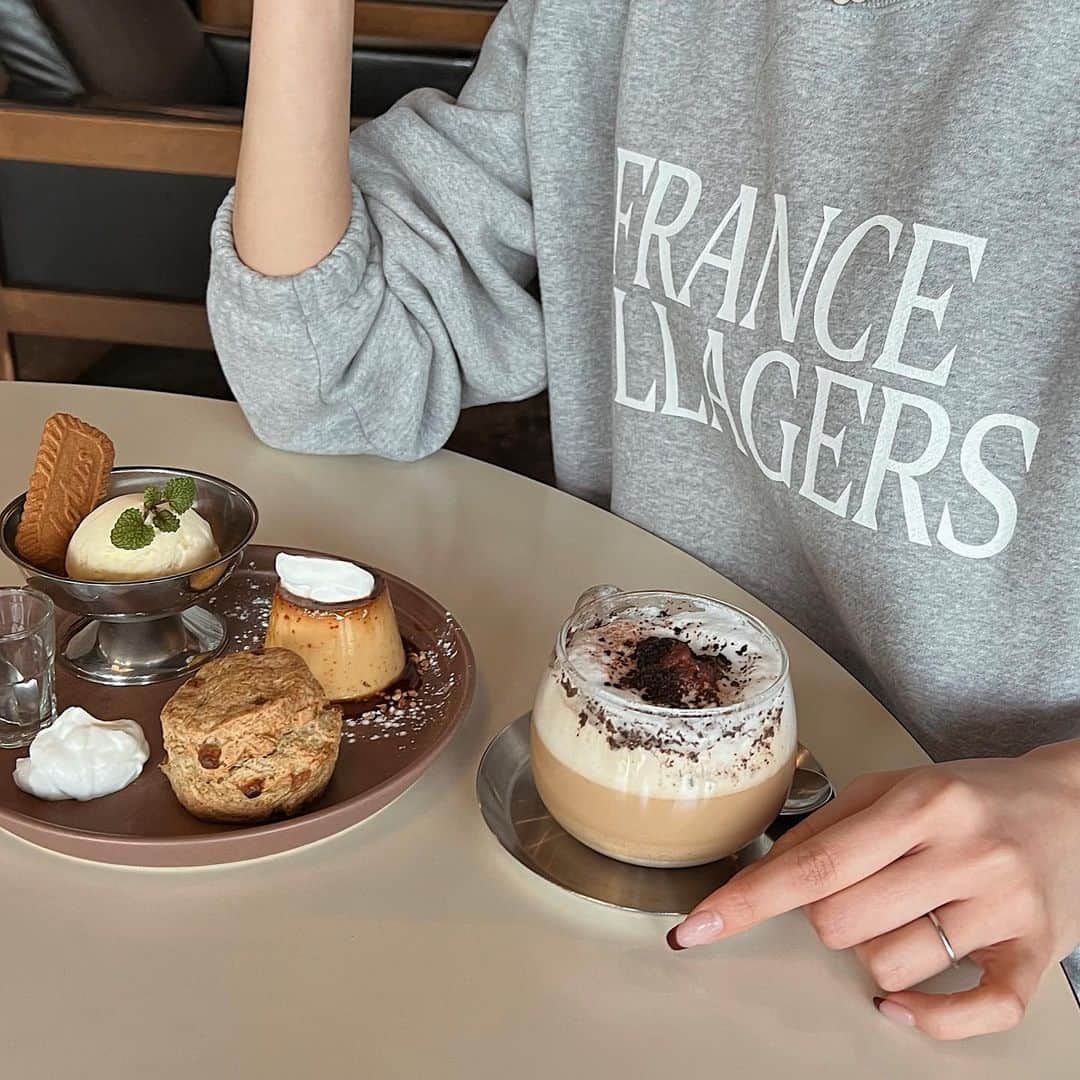 渡邉みさきのインスタグラム：「焼きたてスコーンが 美味しかったカフェ☕️🍨」