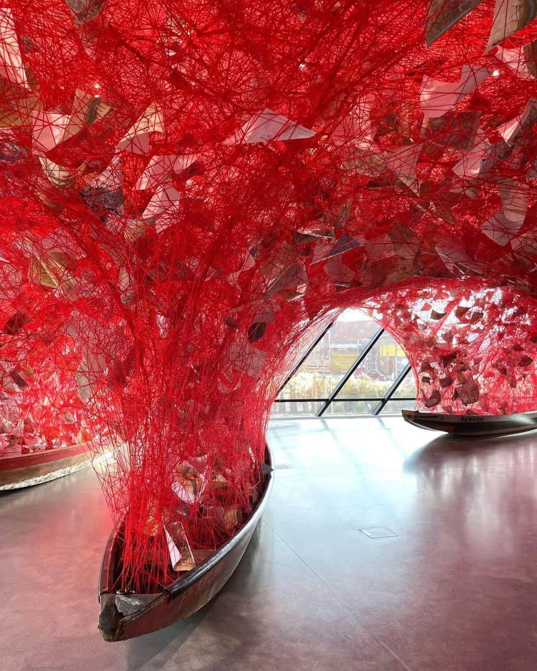 塩田千春のインスタグラム：「#Repost @landesgalerie_noe ・・・ Nur mehr bis Sonntag ist die Installation "Across the River" von Chiharu Shiota in der Landesgalerie Niederösterreich zu sehen und bewundern. Also: Schnell ab nach Krems, die Zeit läuft!  CHIHARU SHIOTA. Across the River - bis 19.02.2023 ___ #ChiharuShiota #landesgalerieniederösterreich #Museumtime #Art」