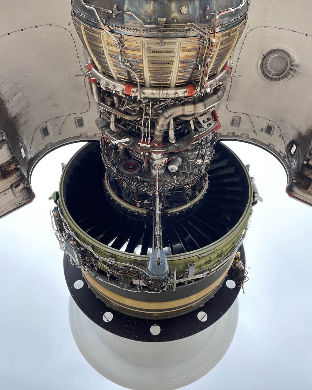 GeneralElectricのインスタグラム：「The GE9X engine: Bigger, Better, Bolder 💥   In the skies, this powerhouse is redefining what's possible. As the largest advanced commercial engine, its ability to deliver fuel efficiency and reliability is unmatched.  Let's get into the numbers. 🤓  16 fan blades 105K thrust rating (LB) 300+ additive parts  Now that is what we like to call game-changing!   #HowWeGEek #GeekOutWithGE」