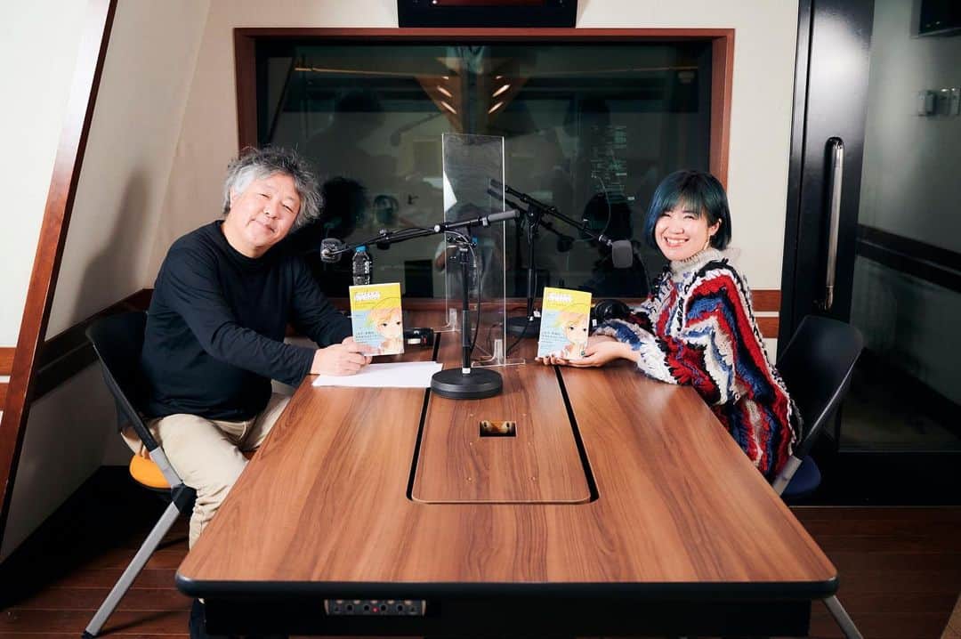 岡嶋かな多のインスタグラム：「本を手に取って頂いた皆さま、シェアしてくださった皆さま、 本当に有難うございます！！！  おかげさまで、各所から素敵な反応を頂いており、本音を言うと、まじで執筆は大変だったのですが、本を出せて本当に良かったな、、と思う日々です。  予想以上にメディアの皆さまからも取材の依頼を頂いており、 ここ数週間は新しい経験にあふれたものになりました。  既に放送されてしまったものもあるのですが、、 （告知間に合わなくて、スミマセン！）  この先で、情報解禁しているもの、お知らせさせてください^^  まずは今日、2/18(土)夜10時～！ TOKYO FMをはじめ、全国38のFMで放送中 茂木健一郎さんがパーソナリティを務める「ドリームハート」 出演いたします！（二週連続です！）  そして、2/21 発売 女性自身さんの名物コーナー「シリーズ人間」 に取り上げて頂きました！大作のインタビューです。 WEBの記事もあるようですので、 解禁したらシェアさせていただきますね。  相変わらず、本業の楽曲提供のお知らせも全然追いついていないので（すっごく素敵な作品だらけなのにーーーー！！） こちらも追っかけて行きたいと思います！  Instagramのストーリー、 そしてtwitterでは、告知系ふくめ、 比較的お知らせ出来ているので、 気になるかたは、是非のぞいてみてくださーーい！ #radio #tokyofm #tfm #dreamheart #女性自身」