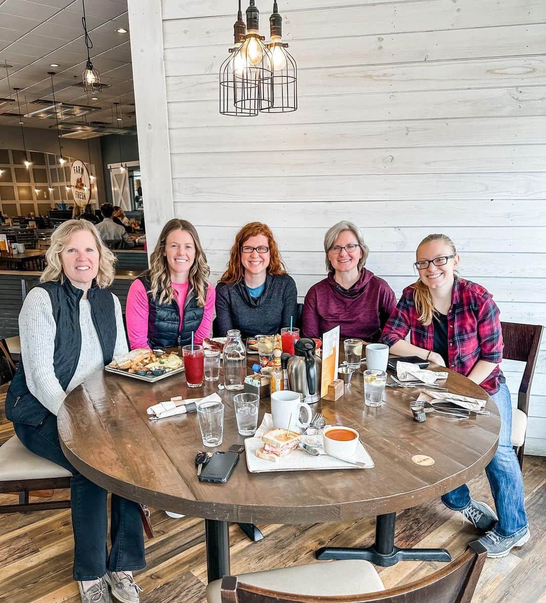 のインスタグラム：「Successful girls trip! Loved spending time with all these ladies and being able to see the Creation Museum and the Ark!! Highly recommend both of them. Answers in Genesis was such an amazing resource to me as a kid as I was learning the Bible and had so many questions and doubts about the Christian faith. So thankful for the work they have done and impact they have had on me over the years!! Really felt like a full-circle moment in a lot of ways!!」
