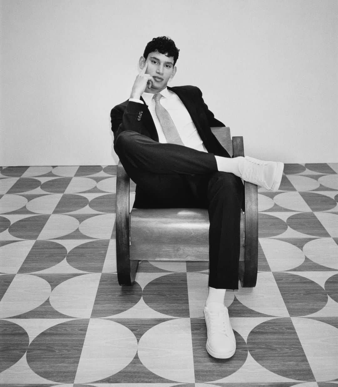 ペリーエリスのインスタグラム：「In today's world, men are loosening up the buttons when it comes to clothing + lifestyle approach. They are more multi-dimensional than ever before, in style, but also in the everyday setting. They are #AlwaysReady.」
