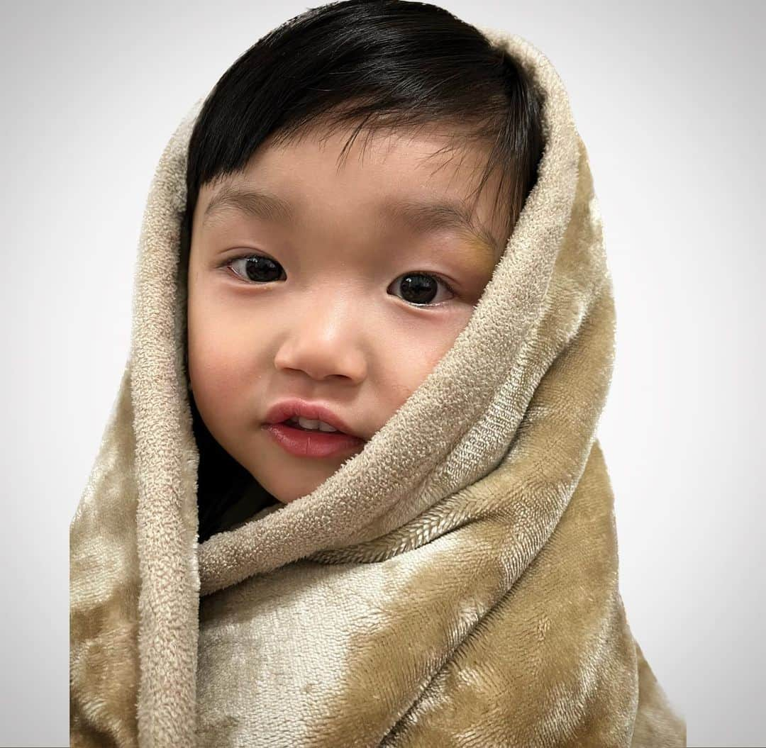 友稀サナさんのインスタグラム写真 - (友稀サナInstagram)「息子が3歳を迎えました🙏🎉 . 3歳児って一般的にはもう割と会話が成り立つし、意思疎通が出来るようになるから親からすると少し育児がしやすくなる…と言う都市伝説を聞きます←が‼️彼はまさかの今だに2語文を発しない 発達ゆっくり小僧です🦭 まぁ正直な所グレーゾーン街道爆走中なのですが、診断自体はまだ されていないのでもしかしたらこれから彼の中で何かが爆発して 急成長しねえかな〜？とも思う親心…🦖 . 初めて「ママ」って呼ばれたのは2歳8ヶ月の時でした。 驚き過ぎて時が止まった🤣 「えっ、私の事ママって分かったんだ…」と、妙に関心しました🤣(遅過ぎやろw) 下の子は一般的な発達具合なので「これが普通の子供」と理解して 育てていけてるので余計に兄が特別な世界観の人材なのだと気づきます。 . まぁだからと言って息子なり娘に何があっても今後も何も変わらないんだけどさ。 一人一人生きる道は違うだろうよ。 人生をどう歩むかを手伝うのが親だからな。 とりあえず君達2人が毎日元気に可愛くプリティーにエレガントに ファビュラスに生きてくれてればいいわよ👌← . 実はお誕生日の当日娘の入園説明会で兄の保育園のホールに居たんだけど、「お誕生日放送」って言う毎日一番上のクラスの子が誕生日の子の名前を園放送で言って園全体でお祝いしてくれるなんだか 心朗らかな時間があるみたいなんだけど、タイミングよく遭遇したの☺️ で、いざ息子の名前が呼ばれてそこら中から「おめでとー！！！」 っておっきな声が聞こえて来た瞬間なんだか自分に 「がんばってんねー！！！」って言ってもらえた気がして泣いたwww(ｸｯｿ怖いババアよなw) 主任の先生まじ焦ってたwww 息子が息子なら母も母だなwww 不審者保護者でごめんなさいが過ぎる🤣www だって〜😗なんかあ〜😗 この3年間を想うと〜😗 自分、よくやってんな！って〜😗 思っちゃってえ〜😗 うっかり感極まっちゃったｧ〜😗(ギャル) . そんなギャル←から産まれた息子さんよ。 今年の目標は2語文だぞ？ あともう少し食べられる物増やしてくれ。 . 3歳おめでとう🎉‼️ 私もなんだかおめでとう‼️🎊← やっぱおめーは特別だ‼️🦑 世界でいっっっちばん愛してる‼️ 楽しい一年にしような‼️😆 . . . #happybirthday#birthday #birthdayboy#お誕生日#お誕生日おめでとう  #ハピバ#3rdbirthday#3歳誕生日  #3歳おめでとう#3歳男の子 #発達ゆっくりさん#頼む早く喋ってくれ #息子の成長#息子誕生日  #年子#年子兄妹#年子ママ  #レベルアップ#おめでとう #男の子ママ#女の子ママ#2児ママ  #保育園児#保育園児ママ  #兄妹育児#ママリ#ママスタグラム」2月18日 0時42分 - sana0810yuuki