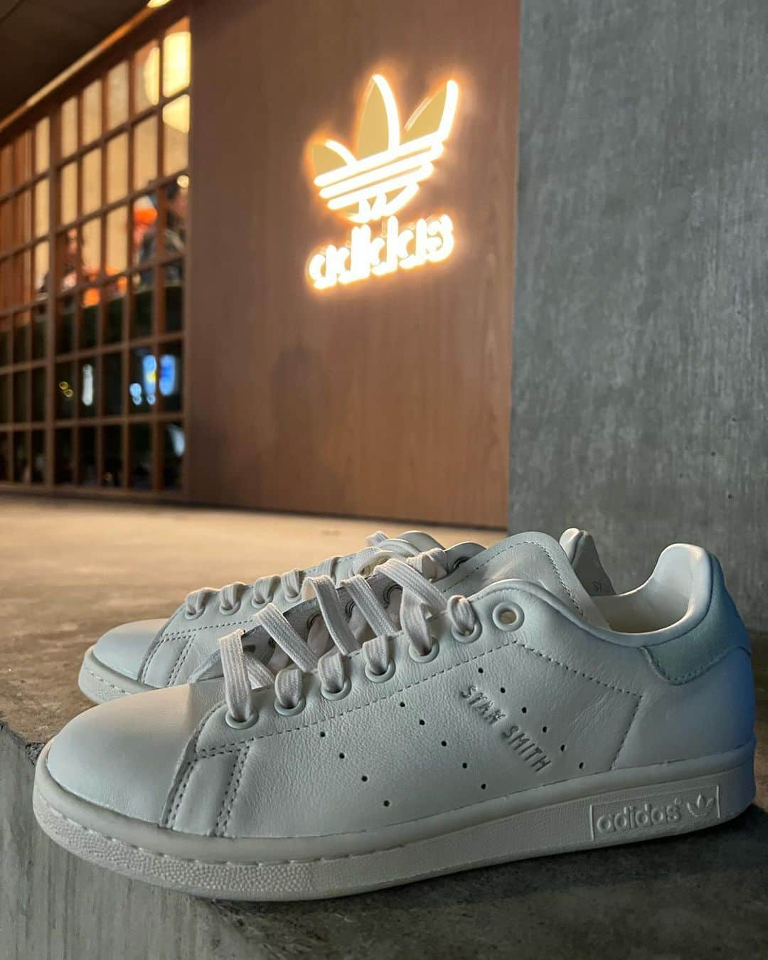 中川ジュリアさんのインスタグラム写真 - (中川ジュリアInstagram)「"The Lobby by Stan Smith" STAN SMITH STYLED WITH BLUE VERSIONコレクションの発売を記念した  原宿のStandByのポップアップストアに行ってきた❤️」2月18日 0時56分 - julia05_23