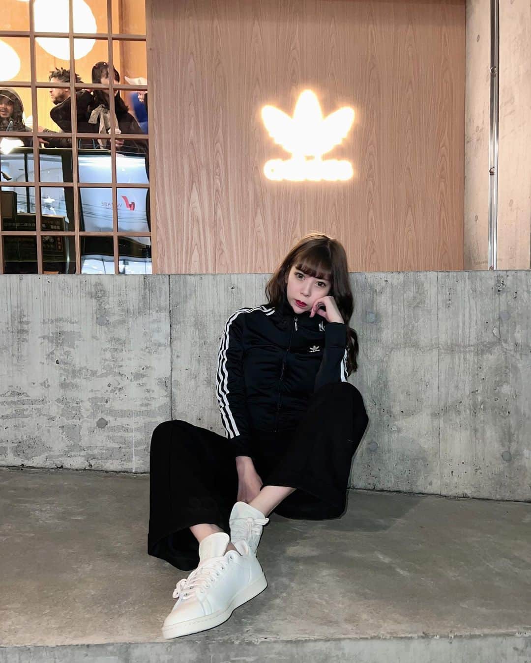 中川ジュリアのインスタグラム：「"The Lobby by Stan Smith" STAN SMITH STYLED WITH BLUE VERSIONコレクションの発売を記念した  原宿のStandByのポップアップストアに行ってきた❤️」