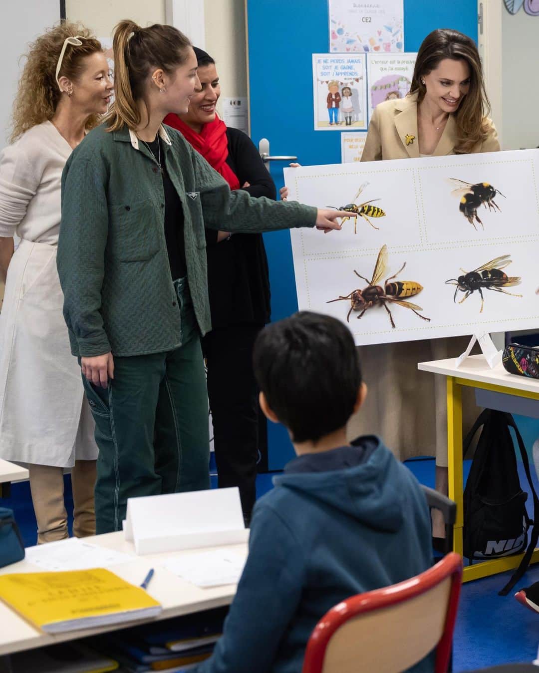 アンジェリーナ・ジョリーさんのインスタグラム写真 - (アンジェリーナ・ジョリーInstagram)「I had the pleasure of participating in a Bee School a few weeks ago at a primary school in Clichy-sous-Bois, France, to teach the kids the key role bees play as pollinators to our food safety and in biodiversity conservation. The class was lovely. Brilliant young minds asking great questions. Children always understand quickly what adults often try to overcomplicate or excuse. There were many smiles except when they realized that without bees there was no chocolate!   We discussed how the disappearance of bees is a worldwide phenomenon which is endangering biodiversity.   These are the kinds of committed daily actions you can do with your kids at home:    1.  Plant ‘melliferous’ - pollen and nectar-rich plants - to create a safe habitat and substantial food source for bees.  2. Set up your own bee waterer at home. Bees need water, not only to quench their thirst, but also to nurse developing larvae and keep their nests cool during summer.   This is how you can create a safe bee waterer at home:    *  Grab a large bowl, not made of plastic or aluminum. It is important that the materials are porous or mineral, so that the bees can have a better grip and avoid drowning. Such materials let water fill in the little gaps more easily, allowing bees to drink.  *  Add water and rocks, stones and/or pebbles. Corks can also be a good alternative.  *  Place the waterer in your garden. Bees must be able to access it easily, so it should be left out in the open, in a large enough area that is free of any safety hazards.   @Guerlain #GuerlainBeeSchool #GuerlainforBees   Photography by Ian Gavan   More information about the bees can be found in the Assessment Report on Pollinators, Pollination and Food production by IPBES. Link in my bio.」2月18日 1時10分 - angelinajolie