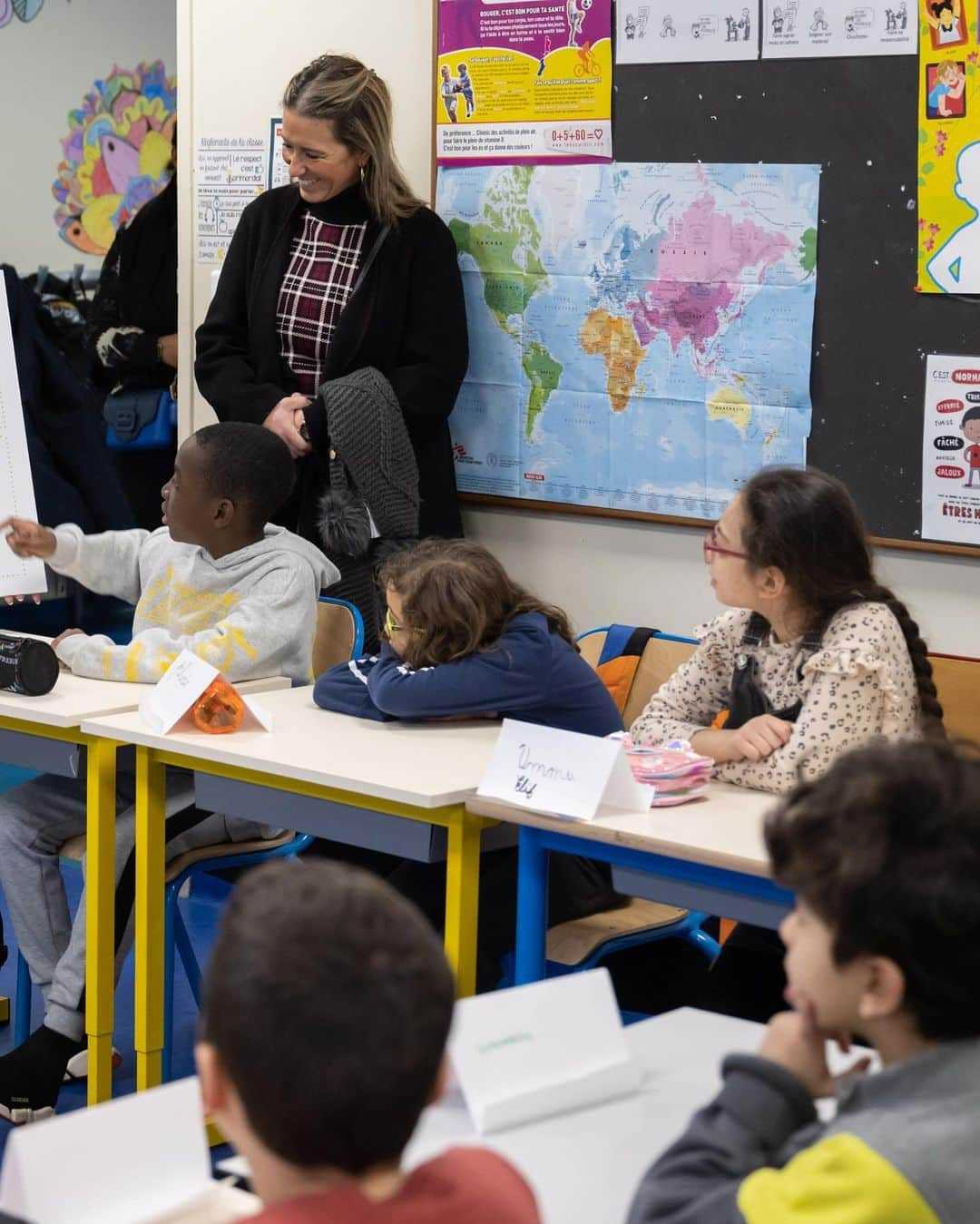 アンジェリーナ・ジョリーさんのインスタグラム写真 - (アンジェリーナ・ジョリーInstagram)「I had the pleasure of participating in a Bee School a few weeks ago at a primary school in Clichy-sous-Bois, France, to teach the kids the key role bees play as pollinators to our food safety and in biodiversity conservation. The class was lovely. Brilliant young minds asking great questions. Children always understand quickly what adults often try to overcomplicate or excuse. There were many smiles except when they realized that without bees there was no chocolate!   We discussed how the disappearance of bees is a worldwide phenomenon which is endangering biodiversity.   These are the kinds of committed daily actions you can do with your kids at home:    1.  Plant ‘melliferous’ - pollen and nectar-rich plants - to create a safe habitat and substantial food source for bees.  2. Set up your own bee waterer at home. Bees need water, not only to quench their thirst, but also to nurse developing larvae and keep their nests cool during summer.   This is how you can create a safe bee waterer at home:    *  Grab a large bowl, not made of plastic or aluminum. It is important that the materials are porous or mineral, so that the bees can have a better grip and avoid drowning. Such materials let water fill in the little gaps more easily, allowing bees to drink.  *  Add water and rocks, stones and/or pebbles. Corks can also be a good alternative.  *  Place the waterer in your garden. Bees must be able to access it easily, so it should be left out in the open, in a large enough area that is free of any safety hazards.   @Guerlain #GuerlainBeeSchool #GuerlainforBees   Photography by Ian Gavan   More information about the bees can be found in the Assessment Report on Pollinators, Pollination and Food production by IPBES. Link in my bio.」2月18日 1時10分 - angelinajolie