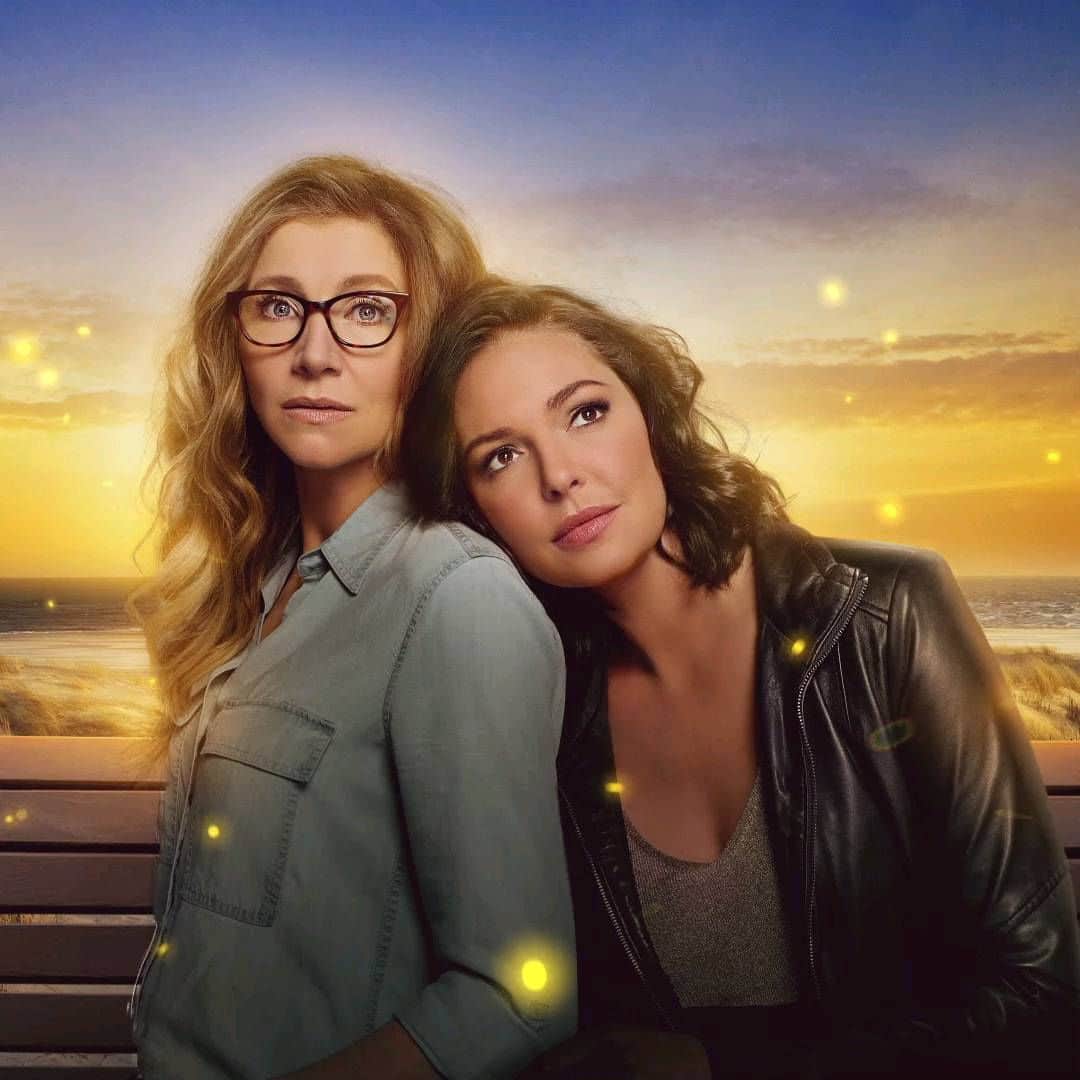 のインスタグラム：「Firefly Lane is returning to @netflix on April 27! That's right our premiere got moved up, so you can catch our fabulous retro hair even sooner. So mark your calendars, and prepare to cancel all your plans and ignore all your responsibilities until you finish binging the entire season! Counting down the days.  #fireflylane #netflix #kristinhannah」