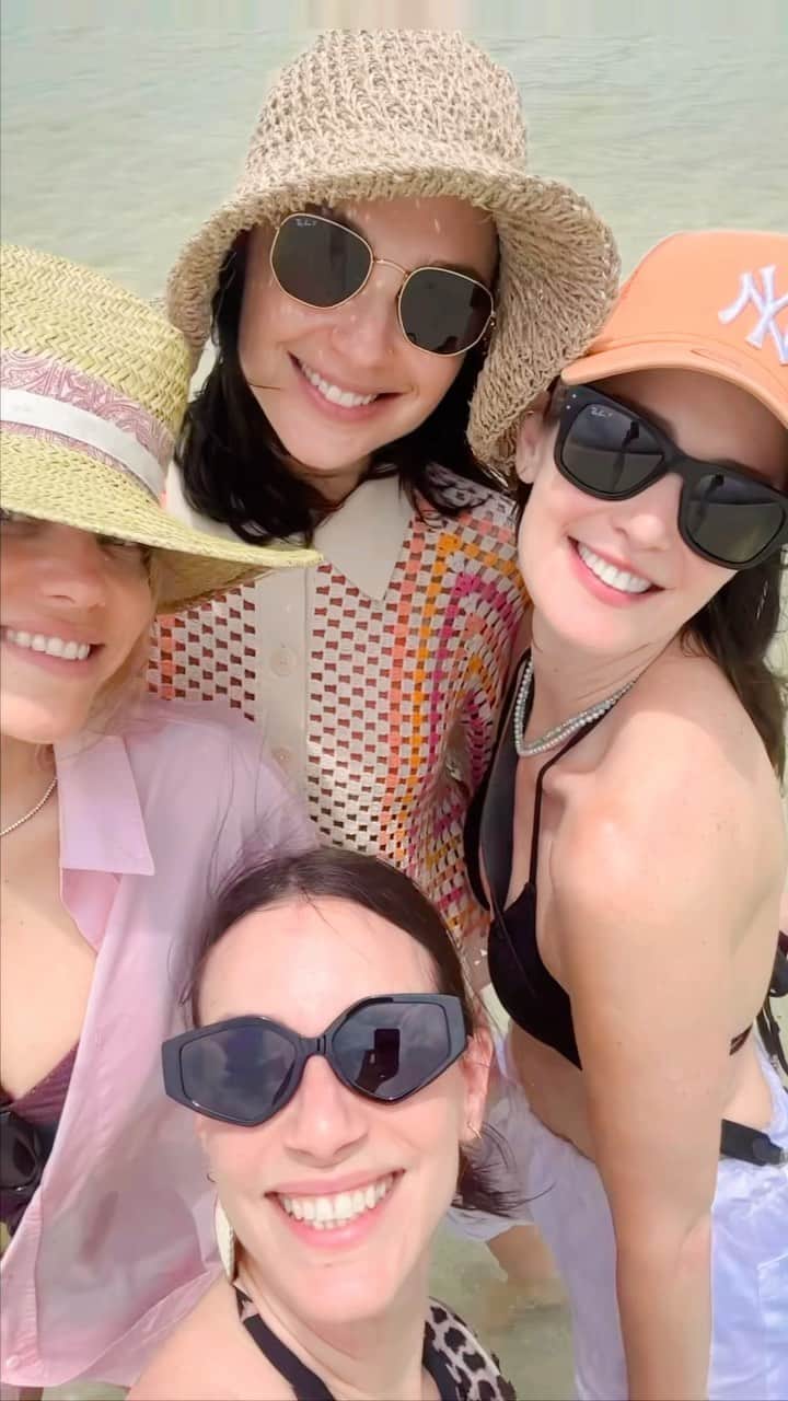 ガル・ガドットのインスタグラム：「Much needed.. 🌴👯‍♀️♥️」