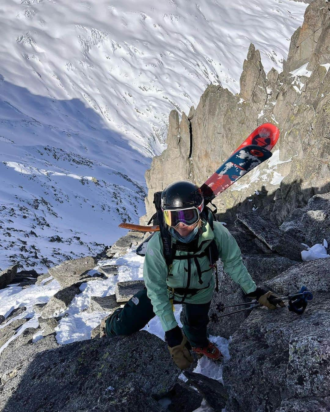 エミリー・ハリントンのインスタグラム：「Going all the way up. Nothing can stop Vuarnet Fellow Adventurer, Climber Extraordinaire and New Mom @emilyaharrington. Captured during a technical scramble to access a ski line in the Uri Alps of Switzerland, Emily is set return in a few weeks with her husband and Vuarnet Fellow @adrianballinger for more skiing and climbing objectives in the region - this time with a three month old in tow. Plans will be day-by-day but will surely include what’s feasible within new circumstances, enjoying time spent in the mountains and creating memories as a family. ⁠ ⁠ #Vuarnet⁠ #VuarnetFellowship」