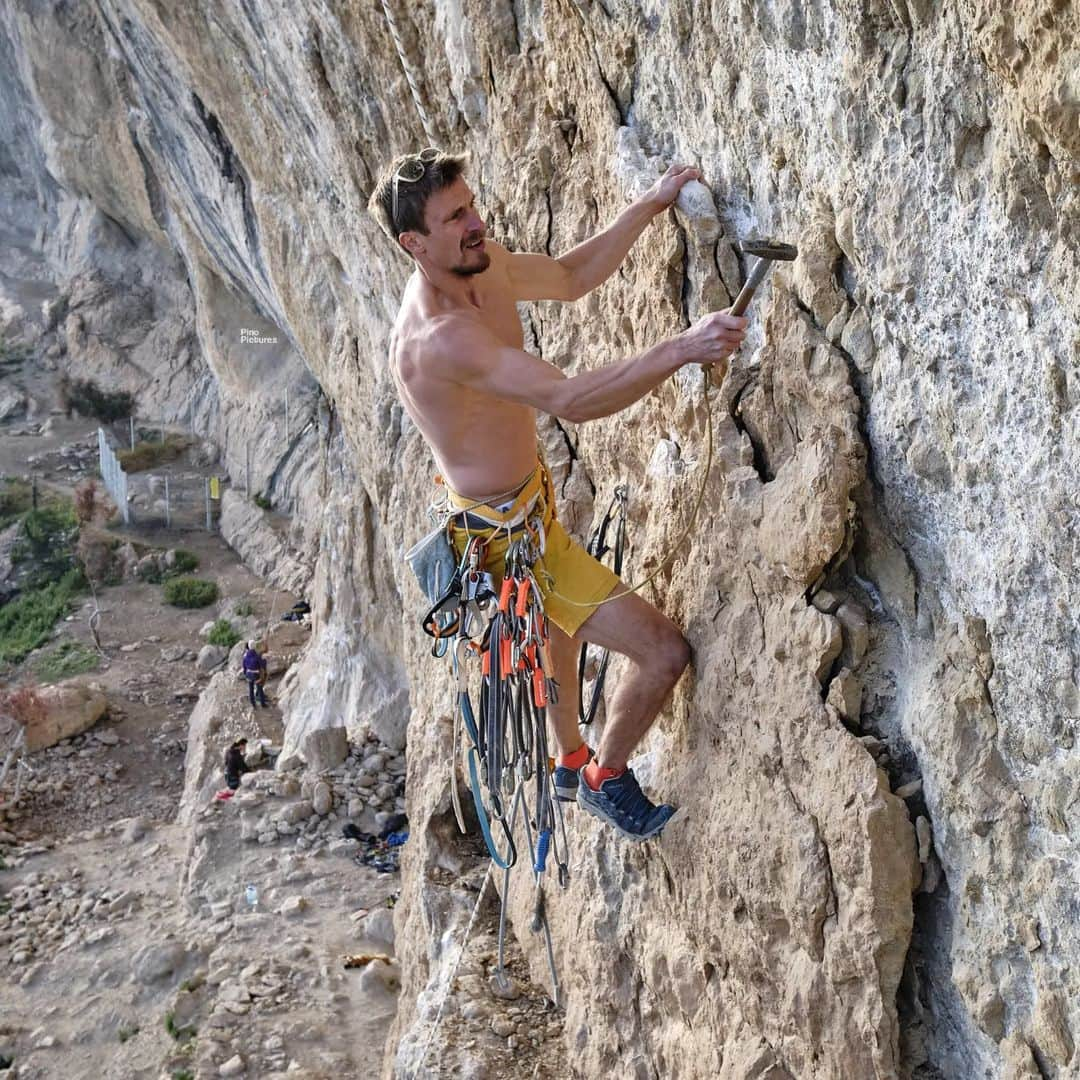 ヨルグ・バーホーベンさんのインスタグラム写真 - (ヨルグ・バーホーベンInstagram)「Rebuilding Oliana 🛠 I've been spending a lot of time in Oliana lately, both climbing and working on the crag which was affected by a large wildfire in 2022.   Even though it's hard work, I absolutely love doing it, spending time together with friends and seeing the place go from unclimbable and dangerous to the little paradise it used to be.   Priorities were cleaning the loose and burned rock (see video), checking bolts and rebolting if necessary and replacing roughly 400 burned fixed draws with new steel ones. Also the trail needed to be remade, trees to be cut and we've started building a pit toilet.  Some of the routes were burned beyond repair, and others just missed a few holds, but soon Oliana will be back to how it used  to be, and honestly, even better than before the fire 😊   Thanks to the whole crew @svanabjarnason, @williclimb, @dan4geng, @bobby_climb, @lolo_el_perfo_a_tort, @albrandvincent, @catalunyaclimb , @federic_aica, @albertdepablo and everyone else!  #home  📸 @pinopictures」2月18日 2時04分 - jorgverhoeven