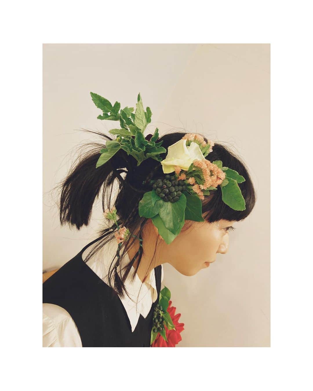 青葉市子のインスタグラム：「.  14 Feb 2023  第77回毎日映画コンクール 「こちらあみ子」で音楽賞を頂き、授賞式がありました🏆  森井監督はじめ、素晴らしいキャストのみなさん、スタッフのみなさん、 心の中に棲んでいるあみ子さんが導いてくださいました。 ありがとうございます💐  ヘアメイクは星野加奈子さん @hoshino_kanako 🌿✨  先日素敵なサロンをオープンされました🪞 @dunk_hairhouse   あみ子はきっと、野花を摘んで帰ってきたりするよね。 って、星野さんとイメージを膨らませて、 いい香りのゼラニウムやパンジーたちを仕入れてきてくださいました。 とてもうれしかった、 ありがとうございます🌿  ひとつひとつくるくるして 𖧧 ❁ 𖦥 大胆に挿して、とびきり自由に。  目もとには、妖精の粉みたいなきらきらをすーっとひいて。  煌びやかな場所に あみ子さんと一緒に 裸足で迷い込んじゃったような。 どんな場所にいても、 いろんな精霊がいつでも守ってくれているイメージ。  お衣装は、古着の絹のブラウスに kanata @kanatadesign のコンビネゾン、っていうのかな、繋がっているの。 くつ下は、きみさん @remocyn が下さったお花のシースルーの。 ばあばがくれたどこかの国の虫のブレスレット。 沖縄の古いもの屋さんで買った珊瑚の指輪。  余ったお花でかんむりをつくったら、 夜のユーロスペースでのアンコール上映後のトークショーで 監督がつけてくれました。  一日中、いい香りにつつまれて。  あみ子の映画に関わることができて、 ほんとうに幸せです。  .」