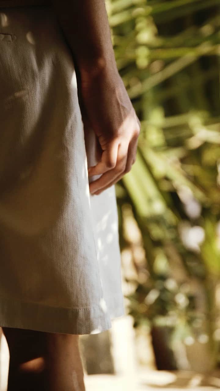 Entre Amis Officialのインスタグラム：「Ready to hit the Spring days with Entre Amis Spring - Summer 23 Collection.  Official fashion film of our SS23 Campaign. _ #EntreAmis #Easustainable #green #SScollection #SS23 #newcollection #trousers #sartorial  #menswear #entreamisofficial #fashion #style #art #denim #napoli #tradition #men #lifestyle」