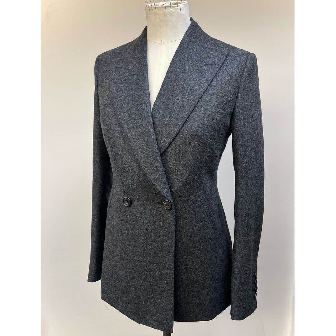 ギーブス&ホークスのインスタグラム：「Getting ready for the USA - Double-breasted soft grey flannel jacket, part of a 2-piece bespoke suit. Contemporary cutting and styling, alongside refined traditional No.1 Savile Row tailoring」