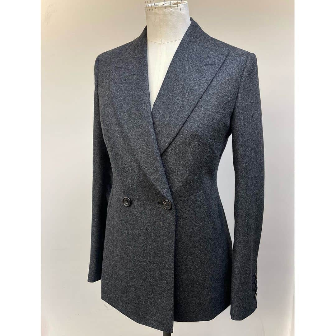 ギーブス&ホークスさんのインスタグラム写真 - (ギーブス&ホークスInstagram)「Getting ready for the USA - Double-breasted soft grey flannel jacket, part of a 2-piece bespoke suit. Contemporary cutting and styling, alongside refined traditional No.1 Savile Row tailoring」2月18日 3時06分 - gieveslondon