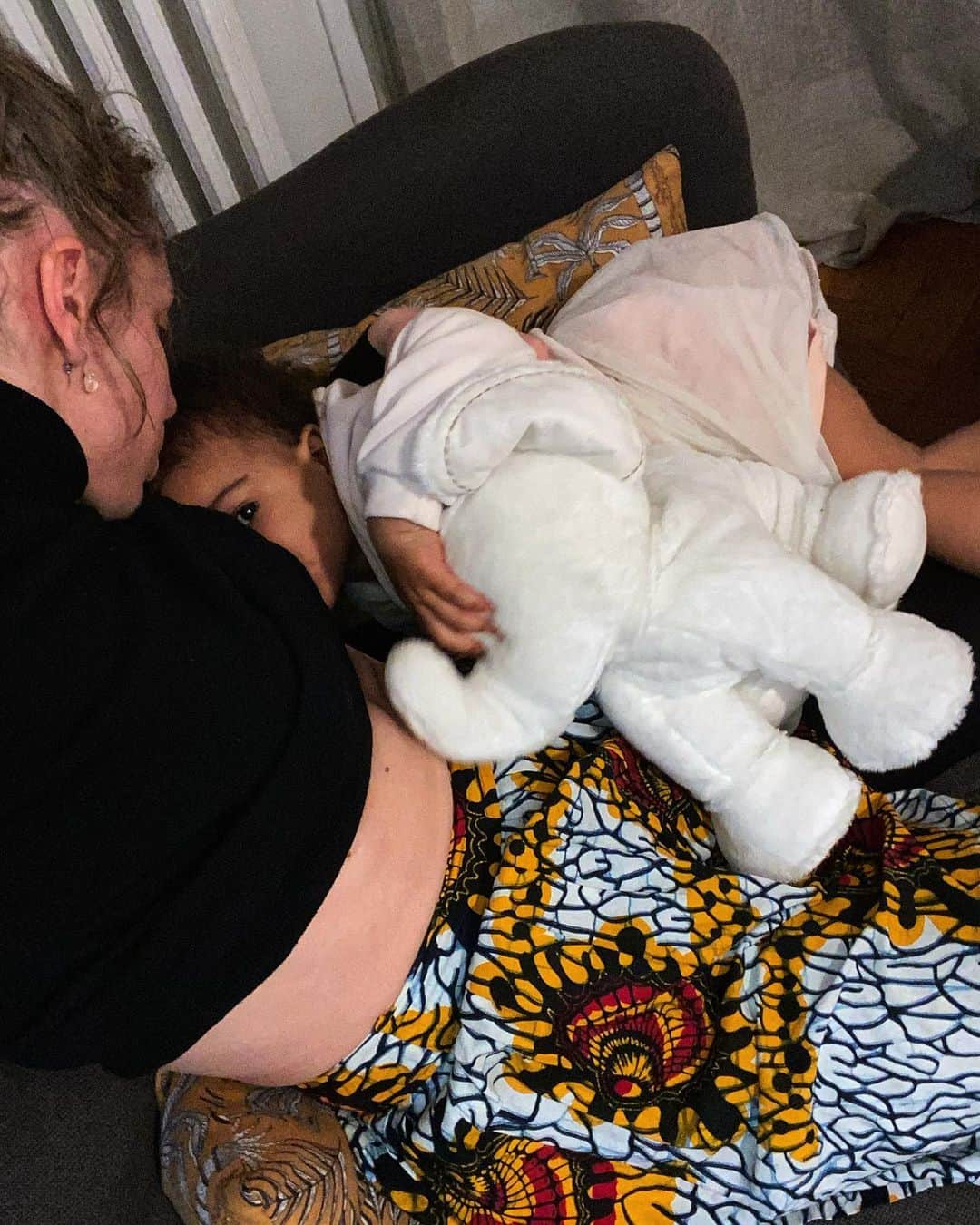 マリー・ギャヨさんのインスタグラム写真 - (マリー・ギャヨInstagram)「Milk, elephant & love #Breastfeeding #MumLife #BabyGirl」2月18日 3時14分 - marie.gayot