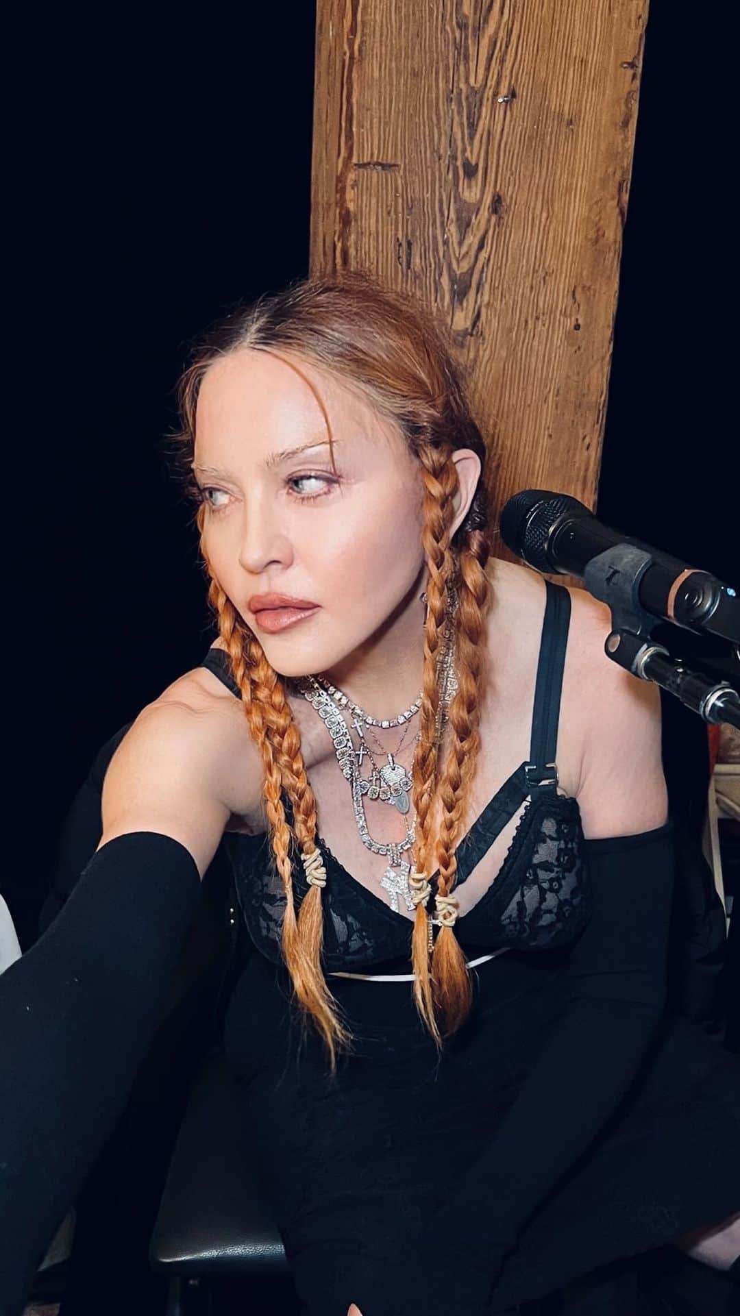 マドンナのインスタグラム：「Friday Mood……..🖤🎶🎤  #sorryremix」