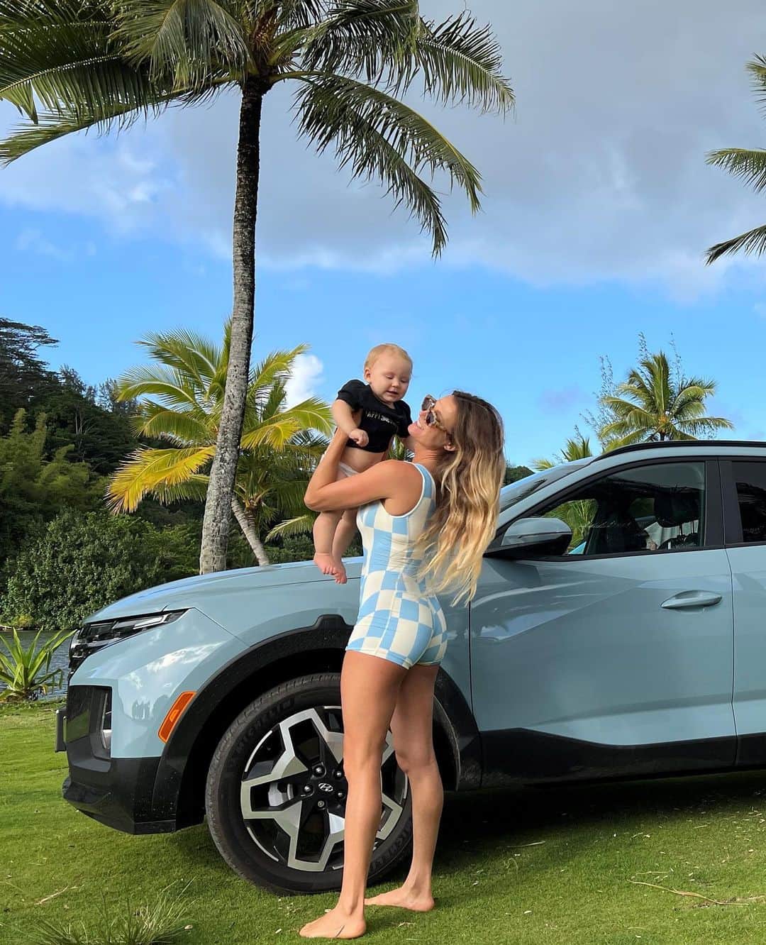 アラナ・ブランチャードのインスタグラム：「Throwback to summer sunsets 🌅 and pizza picnics 🍕 …this is right after we picked up our new Hyundai Santa Cruz 🛻 ! It’s the perfect vehicle for our family and all our island adventures. Still haven’t given her a name – what should we name her?! #hyundaipartner #itsyourjourney #santacruz @hyundaiusa」