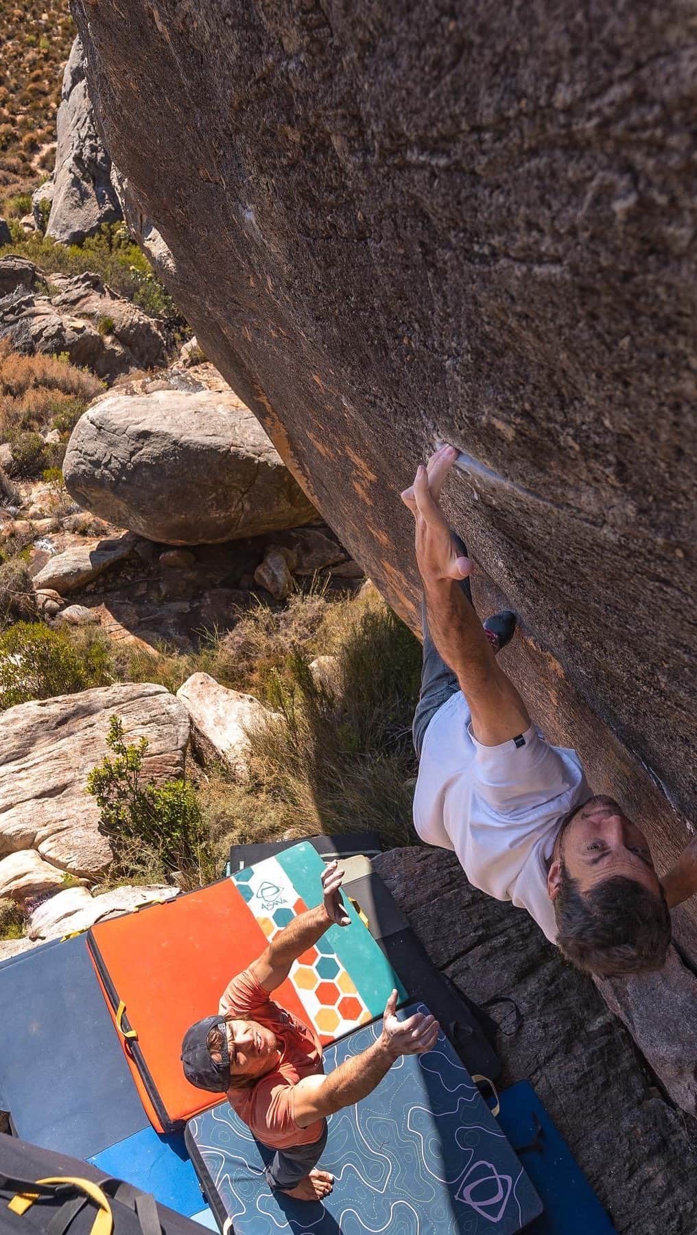 ポール・ロビンソンのインスタグラム：「The send of “Get Railed” has got to be one of my more special moments in my climbing history. This thing would keep me up at night when I was 10,000 miles away from the boulder thinking about it’s terrifying landing and precarious moves high off the deck with a near no fall zone. It took a lot of mental fortitude to get myself to a point where I could really push through the fear and send this beast of a climb. I cannot wait for more Africa fun in a few more months! #bouldering video: @lizzy.ellison」