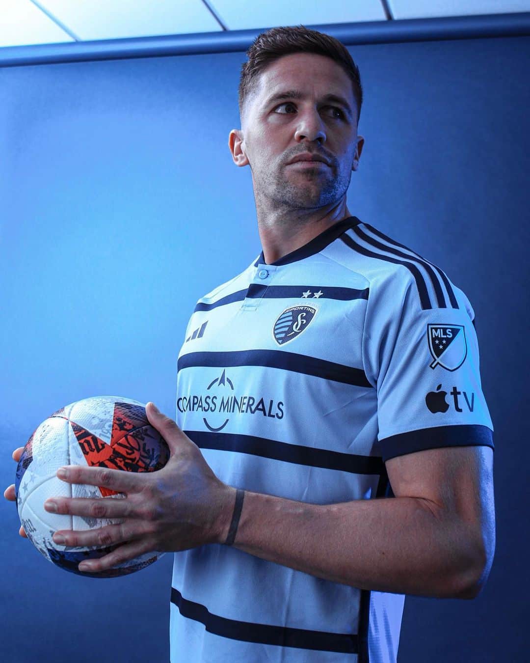 アンドレウ・フォンタスのインスタグラム：「new kit, new season, new goals - I'M READY!  Can't wait to get started! Let's go @sportingkc」