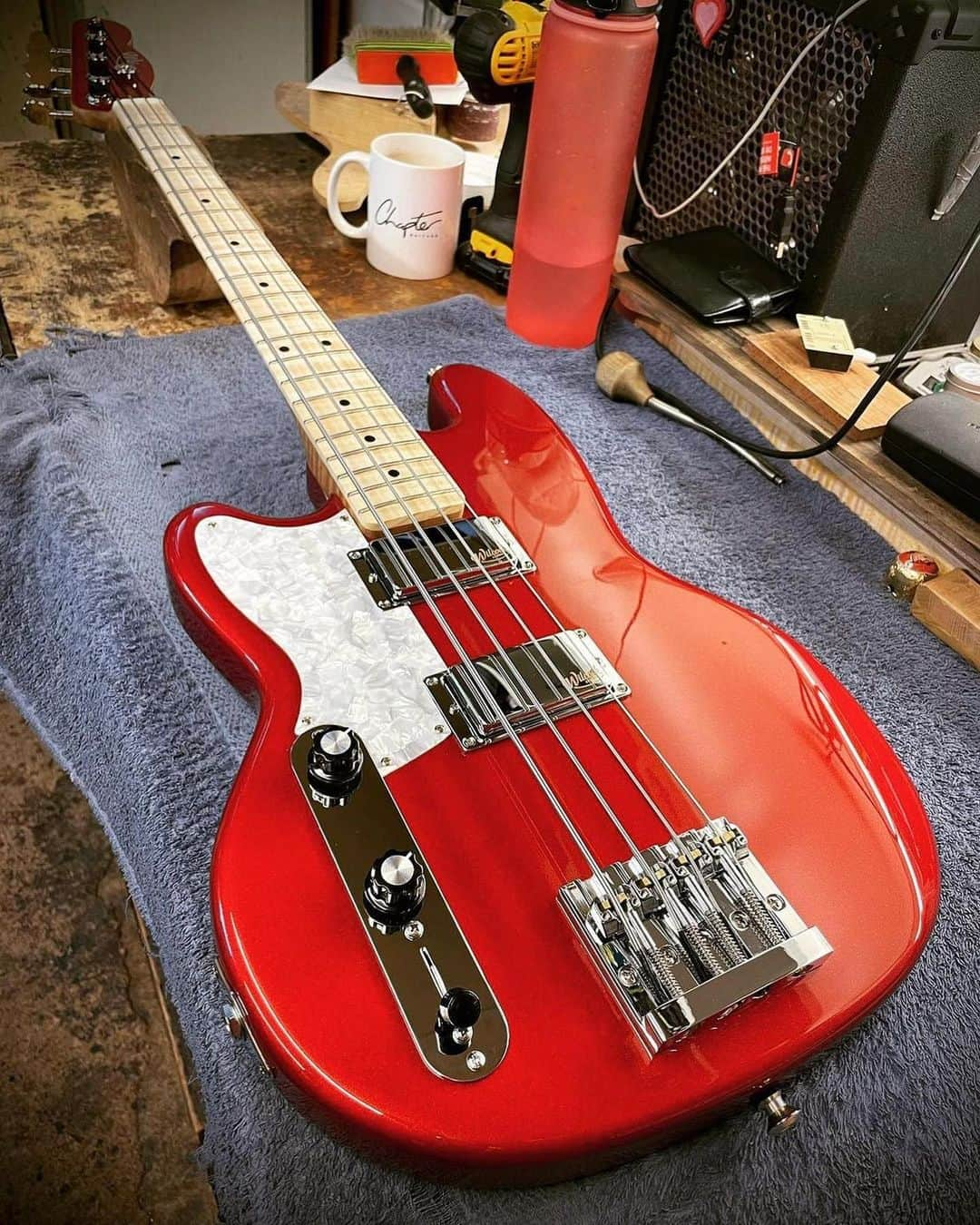 クリストファー・ミンツ＝プラッセさんのインスタグラム写真 - (クリストファー・ミンツ＝プラッセInstagram)「MY FIRST CUSTOM BASS BBS!! I have been playing right handed basses upside down for forever now, until I got linked up with the legend Viv over at @wilcockbasses - He made me a left handed body, with a right handed neck, E string on the bottom (as the lord intended) Now I’ll never stress about turning the volume knob down low during a live show. Cannot wait to rip this live with @colorvisionmusic and @benkweller !!! And the tone is warm n’ delicious. A dream bass  PS thanks to the other lègè @timlefev for the introoo」2月18日 5時14分 - mintzplasse