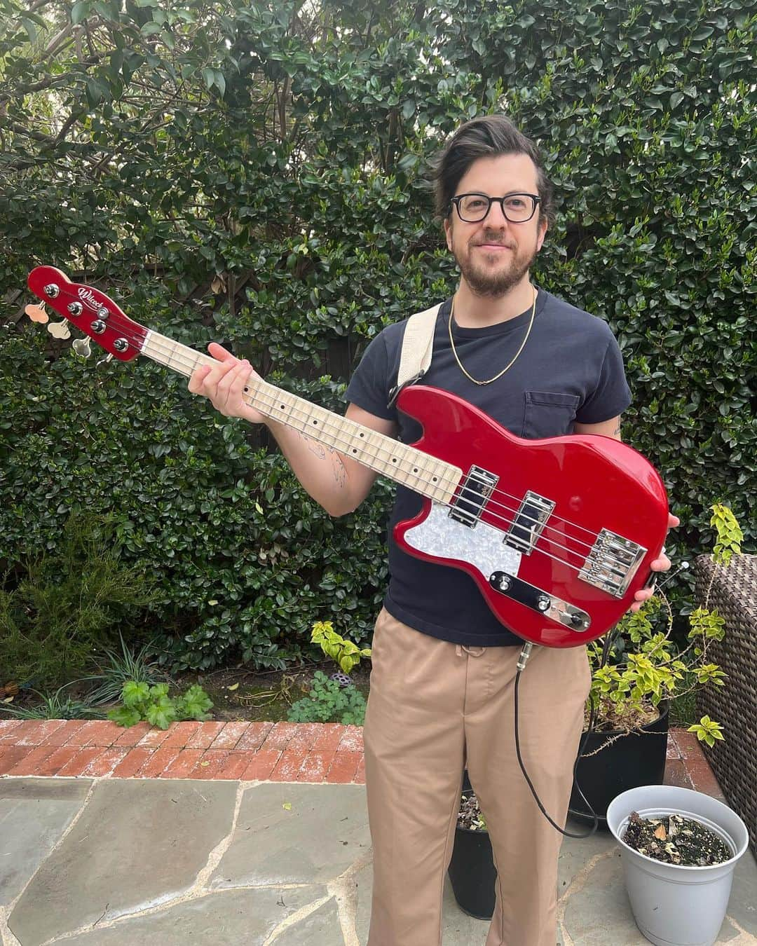 クリストファー・ミンツ＝プラッセのインスタグラム：「MY FIRST CUSTOM BASS BBS!! I have been playing right handed basses upside down for forever now, until I got linked up with the legend Viv over at @wilcockbasses - He made me a left handed body, with a right handed neck, E string on the bottom (as the lord intended) Now I’ll never stress about turning the volume knob down low during a live show. Cannot wait to rip this live with @colorvisionmusic and @benkweller !!! And the tone is warm n’ delicious. A dream bass  PS thanks to the other lègè @timlefev for the introoo」