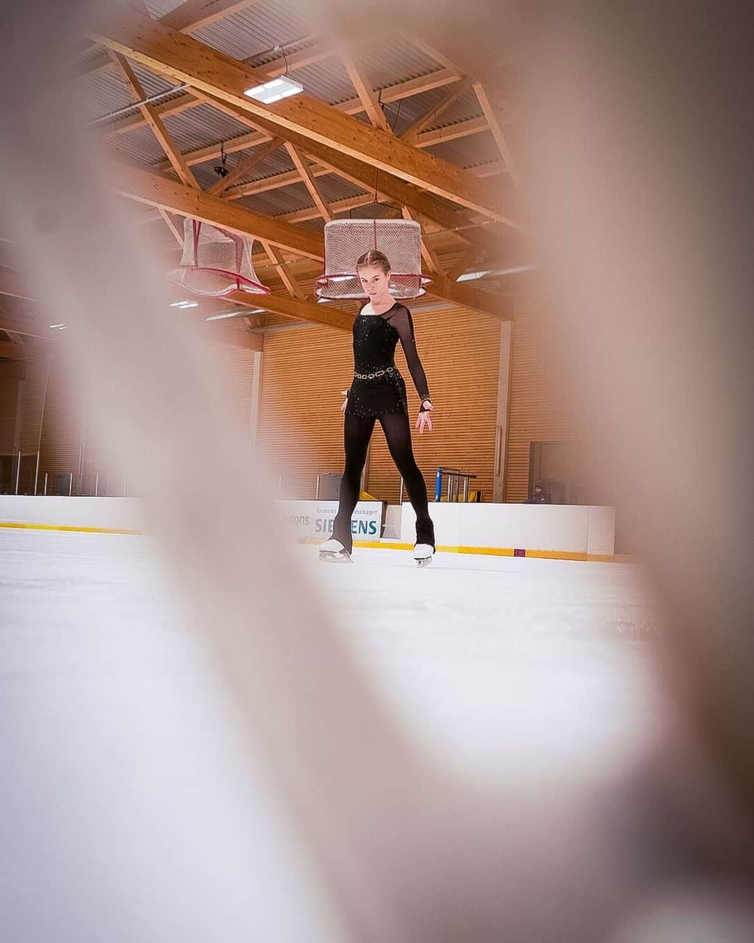 アンジェリーク・アバチキナのインスタグラム：「Athlète : Evgenia Sekulovski  📸 : @theicecapture   #athlete #proathlete #training #practice #practicepracticepractice #figureskating #figureskatingcoach #foundation #sportfoundation #abachkinaskatingfoundation #hardwork #fribourg #switzerland #фигурноекатание #фигуристка #фигуристы #спорт #спортсмены #sport #フィギュアスケート」