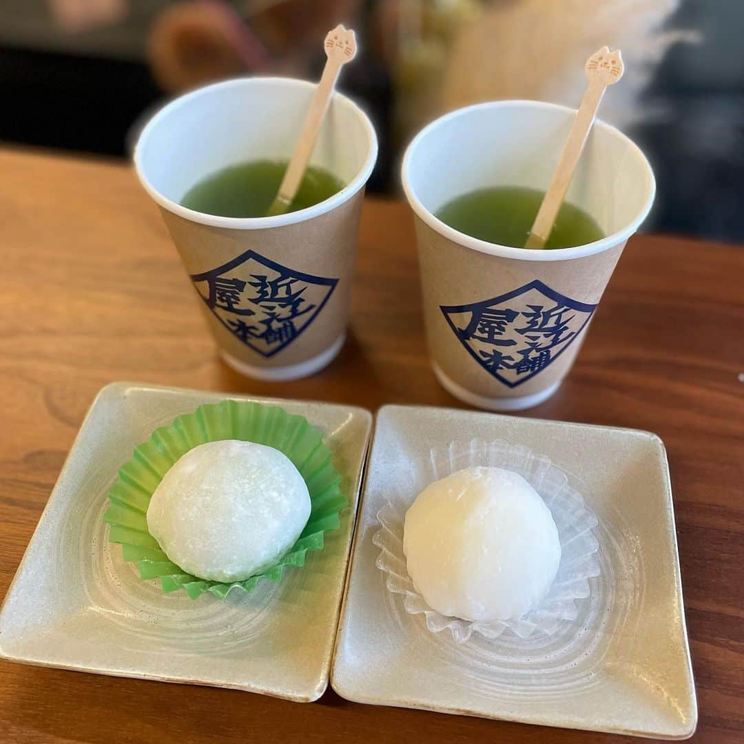 KAGAWACHIHOさんのインスタグラム写真 - (KAGAWACHIHOInstagram)「岡崎の銘菓でほっとひといき🍵♡ ⁡ ⁡ ⁡ 📍近江屋　 @oumiyahonpo ⁡ 愛知県岡崎市にある老舗和菓子屋 近江屋さんで有名な和菓子を頂きに🚶💨 ⁡ ⁡ ふわふわの食感が、まるで夢のようで やわらかい羽二重餅でクリームを包んだ「夢大福®」.ᐟ.ᐟ ⁡ ⁡ 岡崎市のふるさと納税の 返礼品にも選ばれていているみたい𖤐ˊ˗　 ⁡ ⁡ ⋱⋰ ⋱⋰ ⋱⋰ ⋱⋰ ⋱⋰ ⋱⋰ ⋱⋰ ⋱⋰ ⁡ ⁡ 今回わたしがいただきました お店のメニューはこちらです💁🏻‍♀️ ⁡ ▫️夢大福　抹茶味 ▫️ほうじ茶(だったかな...?) ¥350 ⁡ その他色々テイクアウトもしてみたよ𖤐ˊ˗　 ⁡ ⁡ せっかくだからお店で1番人気の抹茶味と 店長おすすめのお茶をいただいてみたよ🍵♡ ⁡ ⁡ 夢大福はふわっふわで柔らかくて 断面の写真撮ろうとしたけどふわふわすぎて 上手に撮れませんでした😂本当にふわふわ.ᐟ.ᐟ ペロリと軽いので何個でもぱくぱくいけちゃいそう♡ ⁡ ⁡ お茶もお抹茶の様にしっかり濃くて美味しかったけど お抹茶ではないからそんなに苦くないしさっぱりもしてて 夢大福との相性も抜群でした.ᐟ.ᐟ♡ ⁡ ⁡ テイクアウトしたお饅頭もどれも美味しかったよ😋 お値段もお手頃なものが多いからたくさん買っちゃった.ᐟ.ᐟ ⁡ ⁡ 近江屋さんでは手土産にぴったりなお饅頭や 和菓子や他にもお赤飯や一升餅の予約もできるみたいなので ぜひぜひお近くの人もそうでない人も行ってみてください💕 ⁡ ⁡ お店のホームページやInstagramも充実しているので 気になった方はぜひぜひcheckしてみてねっ🏃‍♀️💨 ⁡ ⁡ ⁡ ┈┈┈┈┈┈┈ ❁ ❁ ❁ ┈┈┈┈┈┈┈┈ ⁡ ⁡ ⁡ お店の公式ホームページより👇 ⁡ ⁡ 愛知県岡崎市にある和菓子屋の「近江屋本舗（おうみやほんぽ）」。明治44年に創業して以来、岡崎の地で愛され続けています。伝統と革新を大切にし、昔ながらの製法にこだわりつつも、時代の流れに合わせて、新しい味の追求を行っております。多くのお客様からの支持を得ている名物の夢大福®をはじめ、おひろい、やはぎ小町、おころりんなどのオリジナル菓子も多数ご用意しております。その他、日本の四季をお楽しみいただける季節のお菓子もございますので、ぜひ一度、「近江屋本舗」へ足を運んでいただければ幸いです。 ⁡ ⁡ ⁡ ⁡ ⁡ ⁡ ⁡ 📍近江屋　 @oumiyahonpo ⁡ ▫️住所　愛知県岡崎市矢作町加護畑107 ▫️アクセス　名鉄名古屋本線「矢作橋駅」より徒歩10分 ▫️営業時間　9:00～19:00 ▫️定休日　　火曜日 ▫️カード可（VISA、Master、JCB、AMEX） ⁡ ⁡ ⁡ ⁡ ⁡ ⁡ ⁡ #岡崎名物 #岡崎グルメ #岡崎カフェ #岡崎スイーツ #岡崎和菓子 #近江屋本舗 #夢大福 #和菓子スイーツ #岡崎カフェ #安城カフェ #どうする家康 #東海オンエア好きな人と繋がりたい#PR#岡崎名産品#家康公スイーツ#観光大使おかざき#西三河グルメ#矢作橋駅#グルメアカウント#お取り寄せスイーツ」2月18日 15時44分 - chisan_golf_official