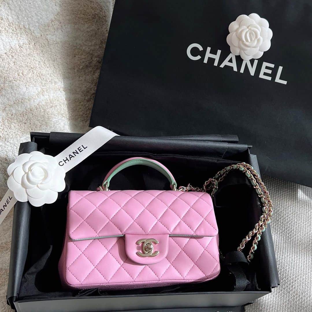 紗蘭のインスタグラム：「𝑻𝑶𝑷 𝑯𝑨𝑵𝑫𝑳𝑬 𝑴𝑰𝑵𝑰 𝑭𝑳𝑨𝑷 𝑩𝑨𝑮👜💕 眼福😱💕💕💕 LAで出会ってまさかのディスプレイオンリーで🤯💦 どうしても欲しすぎて担当さんに話したらマネージャーさんと交渉してくれて買わせてもらえることに😭🙏🏻💕✨💕✨💕✨ しかも内側がエメラルドグリーン😱💚💚💚 よく見るとチェーンもピンクとグリーンのバイカラー💗💚 全部が可愛すぎて一目惚れ🥺💕 大事に使う🫶🏻💕💕 #chanel #tophandlebag #tophandleminiflapbag #chanelbag #トップハンドルミニフラップバッグ #マトラッセ」