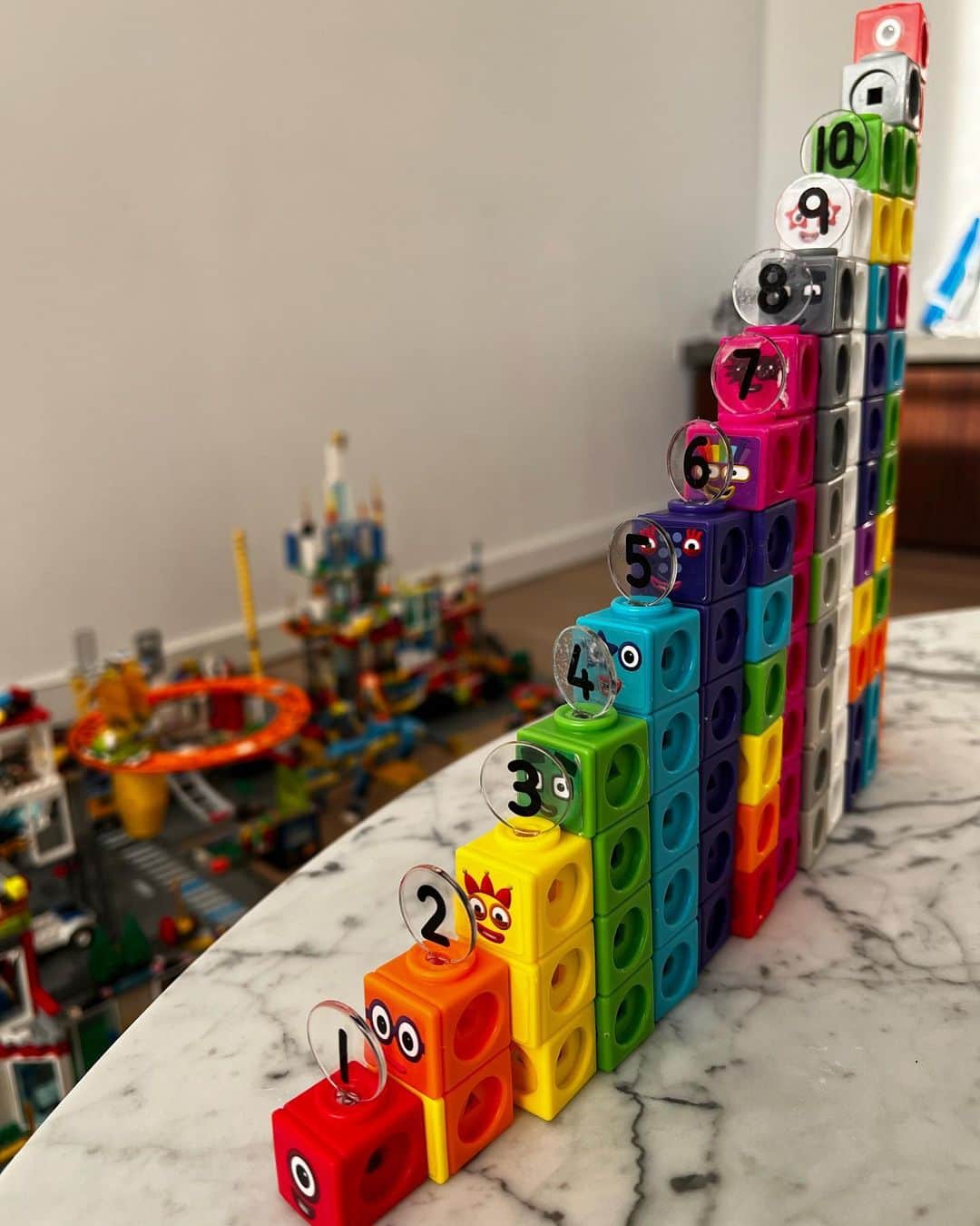 渡部建のインスタグラム：「いま、息子のブームはこれ。  #numberblocks #掛け算できるようになりました #息子が撮影 #ナンバーブロック #なぜか8がお気に入り」