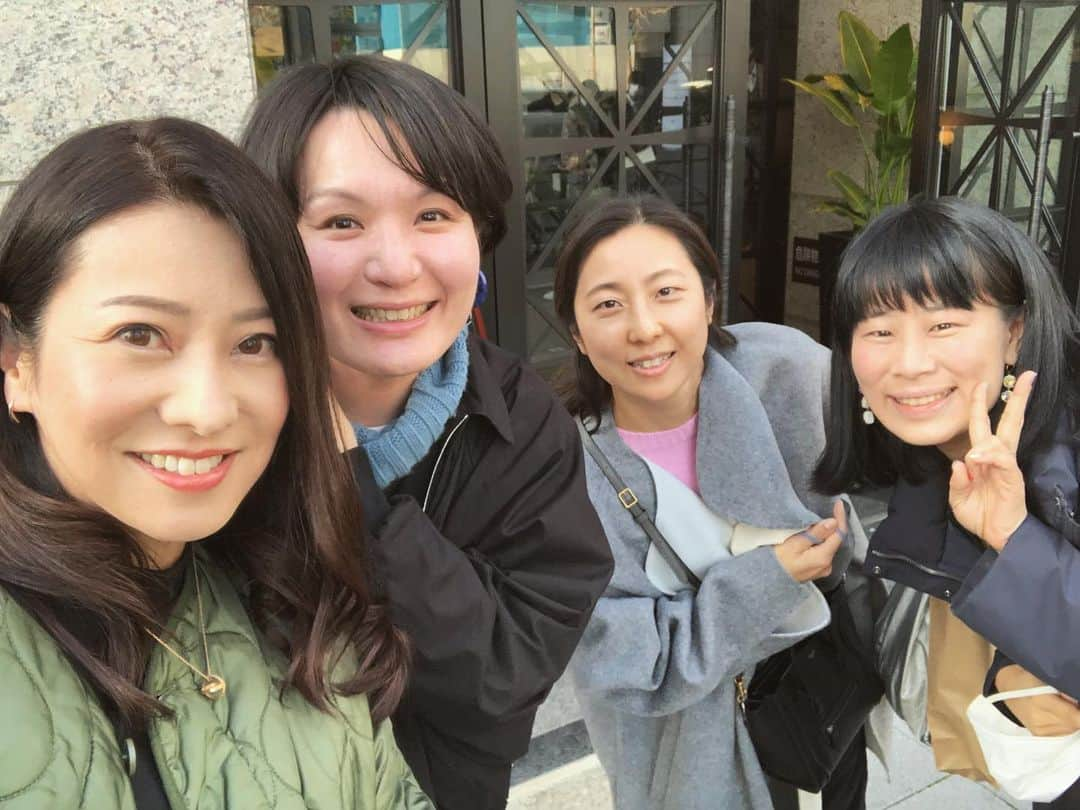 仲谷亜希子のインスタグラム：「最近バイリンガルで入った現場のレストランにてKONY親友のbdayランチ❤️皆んな飲まないだろうな〜と駄目もとでフリーフローを提案したところ賛同があり感激（笑）来年は出会って30周年だよ✨✨ Thanks for always being there. #kimpton #kimptonshinjukutokyo #district #kony #慶応ニューヨーク学院 #bdaylunch #happybirthday #bdaygirl #bff #keioacademyofnewyork」