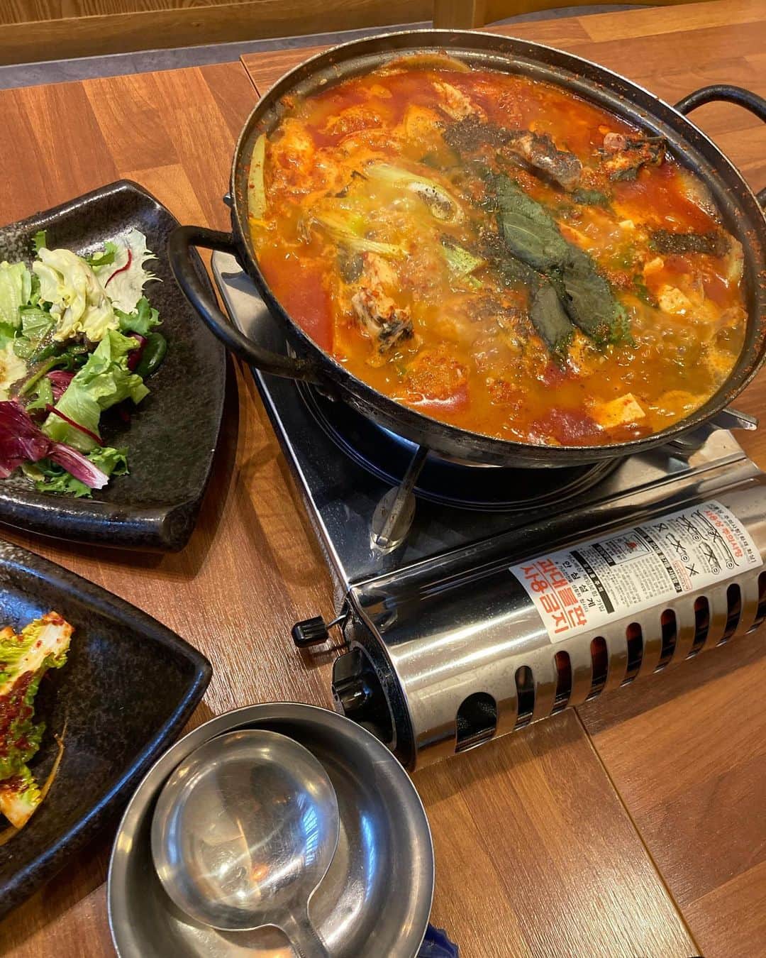 イ・ジョンヒョクさんのインスタグラム写真 - (イ・ジョンヒョクInstagram)「매주말마다 지방 공연을 다닌다 ㅎㅎ 감사합니다 ㅎ 오늘은 창원.. 예전부터 올떼마다 먹던 볼락은 없지만 ..영업전에 열어줘서 감사합니다 #창원어풍 사장님이 쏜드아!! ㅎ 감사합니드아 ㅎ」2月18日 15時57分 - actorjonghyuk