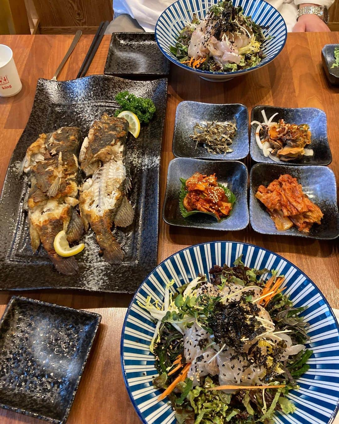イ・ジョンヒョクさんのインスタグラム写真 - (イ・ジョンヒョクInstagram)「매주말마다 지방 공연을 다닌다 ㅎㅎ 감사합니다 ㅎ 오늘은 창원.. 예전부터 올떼마다 먹던 볼락은 없지만 ..영업전에 열어줘서 감사합니다 #창원어풍 사장님이 쏜드아!! ㅎ 감사합니드아 ㅎ」2月18日 15時57分 - actorjonghyuk