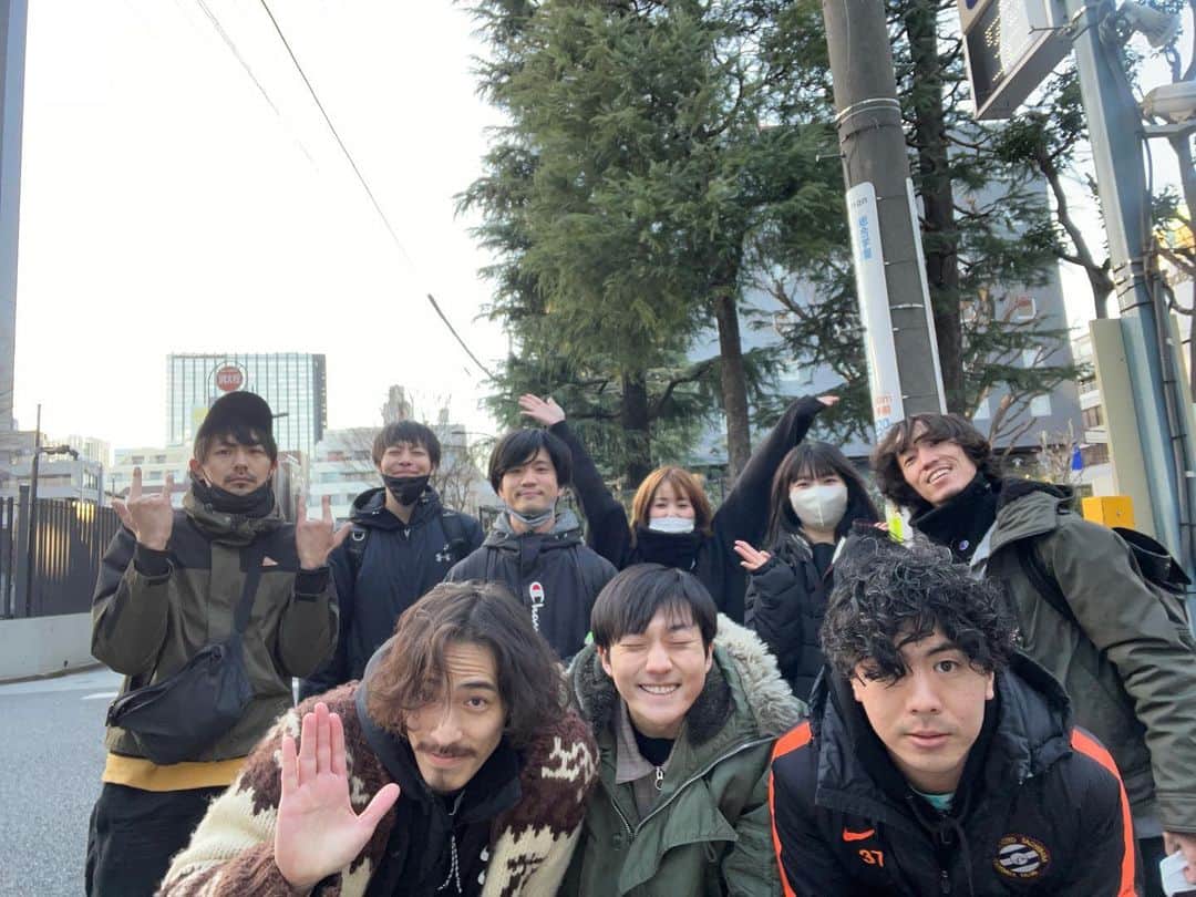 中谷太郎のインスタグラム：「映画『CHEAP FICTION』 先日オールアップしました。 そしてクラウドファンディングも終了しました。  少し長くなります。 今回はご支援をして頂き本当にありがとうございます。 目標額には達してないものの、多くの方に応援して頂き嬉しいです。  去年の10月、新宿の喫茶店で大斗にお芝居を一緒にしたいと話し、萬造寺には電話をして監督をしてほしいと頼みました。 2人は二つ返事で答えてくれ、映画を作るきっかけを僕にくれました。 それから出雲さんが加わってくださり、映画を作るための基盤を作って頂きました。 その後も寅ちゃんの出演、エンディング曲を使わせてもら@ことが決まり、撮影では斉藤さん、八木ちゃん、川畑ちゃん、凛ちゃんが集まってくれ力を貸してくれました。 その他にも撮影地を提供してくださった方、現場でお手伝いをしてくれたり、差し入れをしてくれた仲間、エキストラで参加してくださった方、クラウドファンディングでご支援、応援メッセージをくださった方、 本当に多くの方に支えて頂き、撮影を無事終えることができました。 役者を初めて8年、これまでやってきたことの一つの結果が出たような気がしています。  現場の写真を見返していたら、自分がこんなに笑っていたと気付きました。 とても楽しく幸せな時間だったんだなと実感しました。  完成までまだ少しかかりますが、応援してくださる方に自信を持って観て頂ける作品になっています。 楽しみに待っていて欲しいです。 よろしくお願い致します。  @cheapfictionfilm  @hirotokb_7  @ryuki_manzoji  @izumo_t  @toraistoradaze  @apriori.scapes  @isamum136  @narumi_00529  @ri_n__go____」