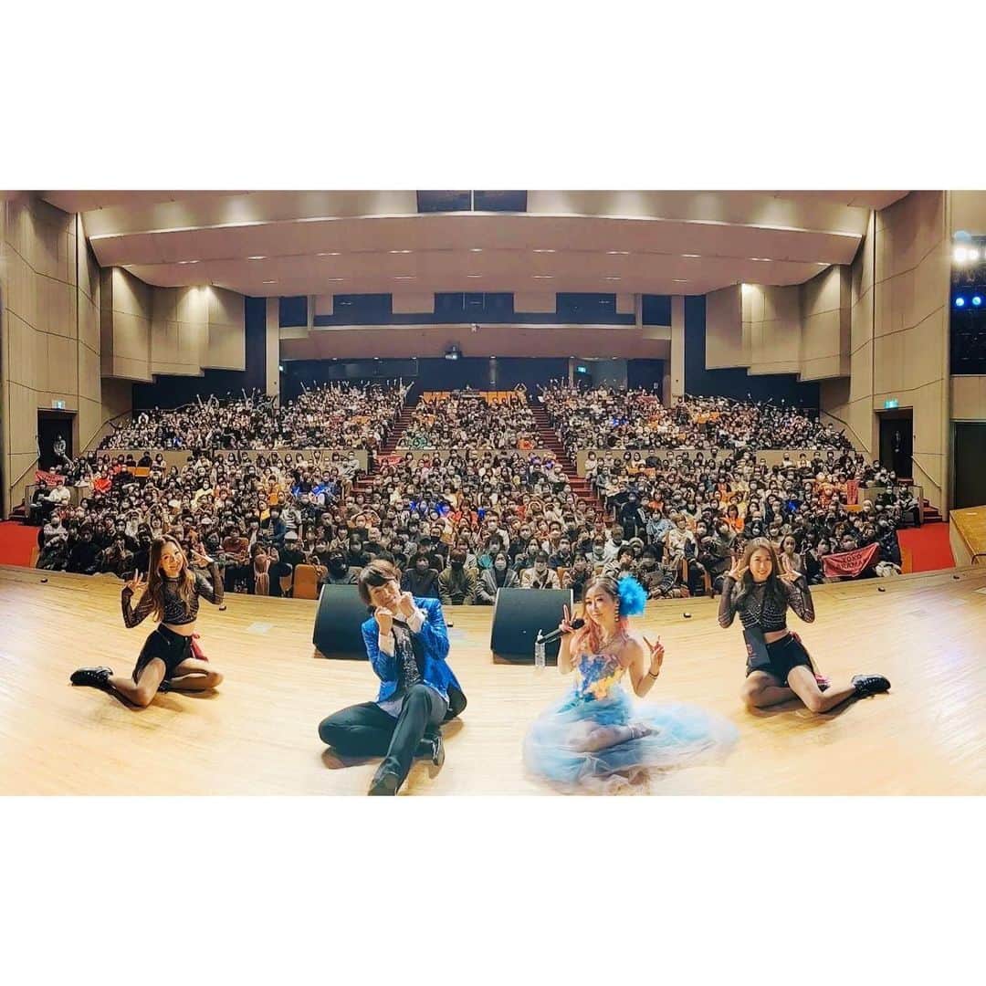 荒牧陽子のインスタグラム：「2023.2.17  三重県亀山市文化会館 ┈︎┈︎┈︎┈︎┈︎┈︎┈︎┈︎┈︎┈︎┈︎┈︎ 亀山市文化会館にお越しくださった皆様、 ありがとうございました🥰 楽しんでいただけましたでしょうか？ ⁡ ビュー様との会館ジョイントライブは初！ コラボ曲どーしましょう？とご相談したところ 「美女と野獣でいきましょう！」とのご提案が🥳 山崎育三郎さんと昆夏美さんのものまねで クルクル回ったり踊ったり🌈✨ ただ歌うだけではない世界観。 こんな演出なかなかやれる機会ないので ご提案に感謝したのでした☺️ ⁡ ⁡ そうそう 最後の最後、ビュー様とハケる前 お客様にご挨拶してたら 全員が音に合わせて手を振ってくれてて ⁡ キュン🥺❤️‍🔥でした…!!! ⁡ 寒い中出待ちもありがとうございます！ 近くでニコニコが見れて嬉しかったです🥰 ⁡ ⁡ ⁡ ⁡ おまけ。 また衣装のスカート取れちゃったよ？😂 裸で歌ってる気分← もう、そうならない様に工夫します！ （してなかったんかいのやつ😅） ⁡ ⁡ ⁡ ⁡ ライブ、他にもあるよ！ ホームページも確認してみてね！ 来週の神奈川ライブ、まだ間に合うみたいだよ！ ⁡ ----------------------------- ■2023年2月23日(木/祝) 《神奈川》 ▼ぶっちぎり歌まね LIVE 2023 出演：荒牧陽子 & Mr.シャチホコ & 松浦航大 会場：南足柄文化会館 ----------------------------- ■2023年2月26日（日） 《愛知》✖︎完売 ▼荒牧陽子×松浦航大 歌マネ！最強ジョイントコンサート 会場：一宮市民会館 ----------------------------- ■2023年3月18日(土) 《東京》 ▼荒牧陽子×松浦航大 歌マネ！最強ジョイントコンサート 会場：府中の森芸術劇場 ----------------------------- ■2023年3月21日(火祝) 《新潟》 ▼荒牧陽子＆神奈月スプリングディナーショー 会場：ホテルニューオータニ長岡 ----------------------------- ■2023年4月2日(日) 《岡山》 ▼ 荒牧陽子×松浦航大  最強！！歌まねジョイントコンサートin Okayama 会場：岡山市民会館  ---------------------------- ■2023年4月15日（土） 《福井》 ▼荒牧陽子×松浦航大　最強!!歌マネLIVE 会場：鯖江市文化センター ---------------------------- ■2023年4月16日（日） 《富山》 ▼荒牧陽子×松浦航大　最強!!歌マネLIVE 会場：南砺市井波相互文化センター ---------------------------- ⁡ 詳しくは、 荒牧陽子スタッフTwitter 荒牧陽子ホームページ などでご確認ください✨ ⁡ ⁡ 皆さんにお会いできるのを 楽しみにしています!!!🥰💕 ┈︎┈︎┈︎┈︎┈︎┈︎┈︎┈︎┈︎┈︎┈︎┈ #ビューティーこくぶ さん #荒牧陽子 #つぼくみ #亀山市文化会館 #三重県」