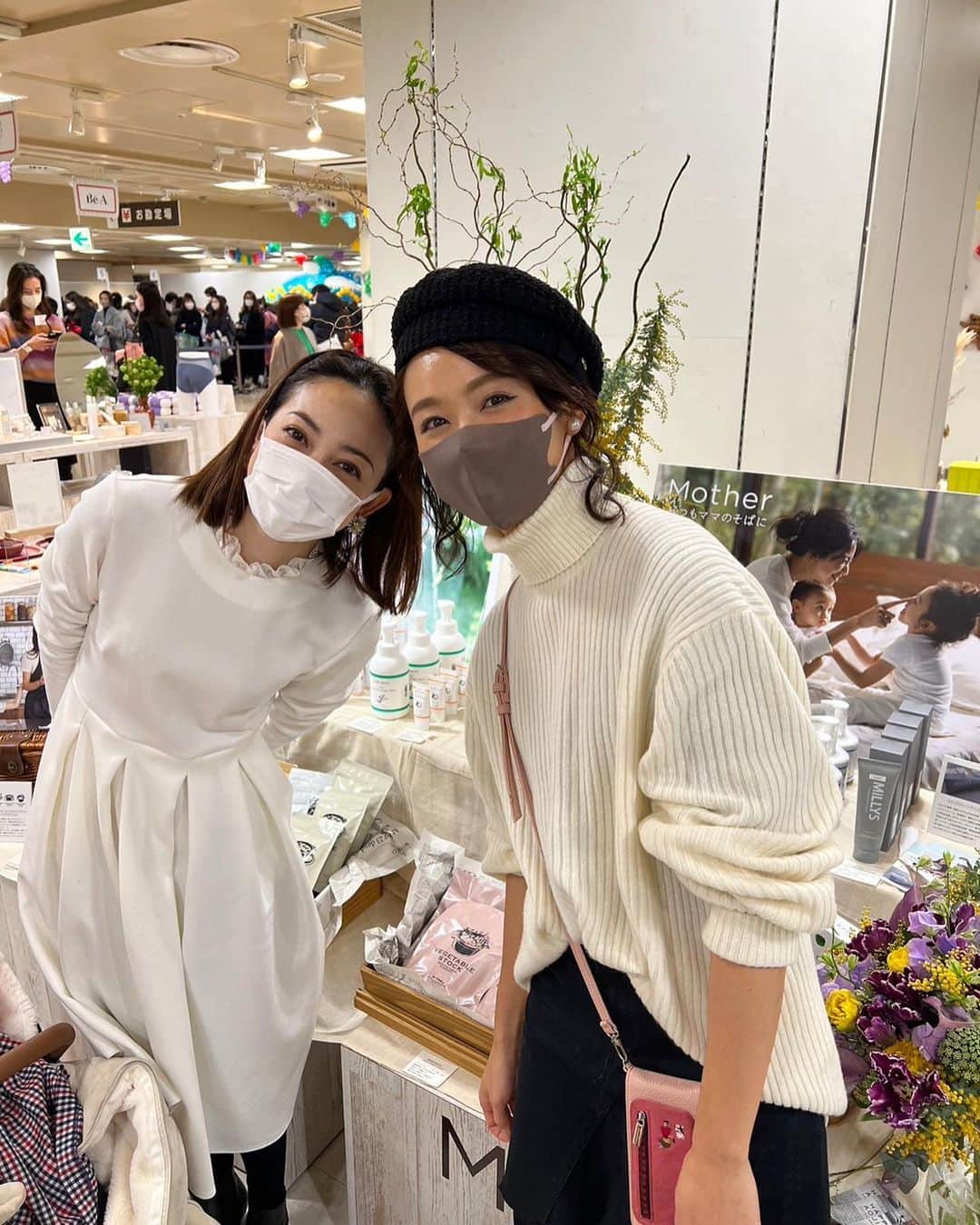 英玲奈のインスタグラム：「先日、 @yamamotosatoko さんにお誘いいただいて、 @miki_shiraishi1115 と、 @isetan_shinjuku  で行われている、 #ぱぱままぼくわたし へ。  @mother_inc  の大好きな商品達を沢山お買い上げ❤️ ずっと使っている、 #ベジタブルストック  とか、 娘がずっと愛用している、 #babyborn のクリームやリップも沢山❤️ 娘は、あひるちゃんのリップ可愛い❤️と、自分専用リップに大喜び❤️  娘が0歳の時から愛用させて貰っている、 @noble_style_setagaya  さんのワンピースも。 私が一番好きな子供服はイギリスのブランドなんかによくある、 #スモッキングワンピース　なんだ❤️  ずっと食べてみたかった、 @momo_k1014  さんの　#momokan も、 グルテンフリーのはんはんを。 甘く無いクッキー好きにはたまらないお味❤️  21日火曜日まで開催しているそう。 @mother_inc の商品は、 @akihigashihara  さんの思いが詰まった本当に良いものばかりなのでおすすめです❤️」