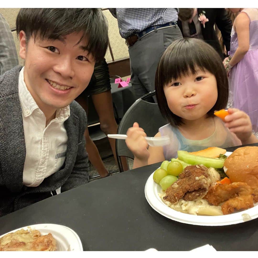 のインスタグラム：「ちょっと前にみゆとデートしてきた😊👗✨  Daddy Daughter Danceなるイベントでパパと娘が小洒落た格好で食べて踊ってという集いでした👨‍👧  終始どう振る舞っていいのかわからなかったけどアメリカっぽい写真も撮ってもらえて大満足でした☺️  来年はふわも参加🙆🏻‍♂️  #爆盛り女子 #ケーキも食べてたよ #ぽる」