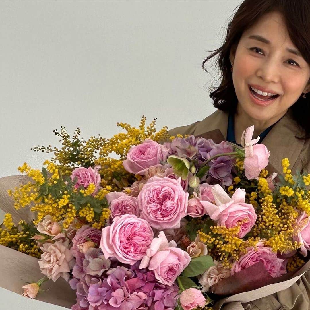 石田ゆり子さんのインスタグラム写真 - (石田ゆり子Instagram)「本日の撮影で こんなに美しいお花をいただきました。春近し。お天気もいいし、 街は賑わってます。 #タマティーノ写真館」2月18日 16時46分 - yuriyuri1003