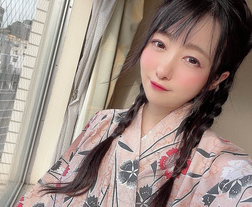 小山夏希のインスタグラム：「どっちがすき？」