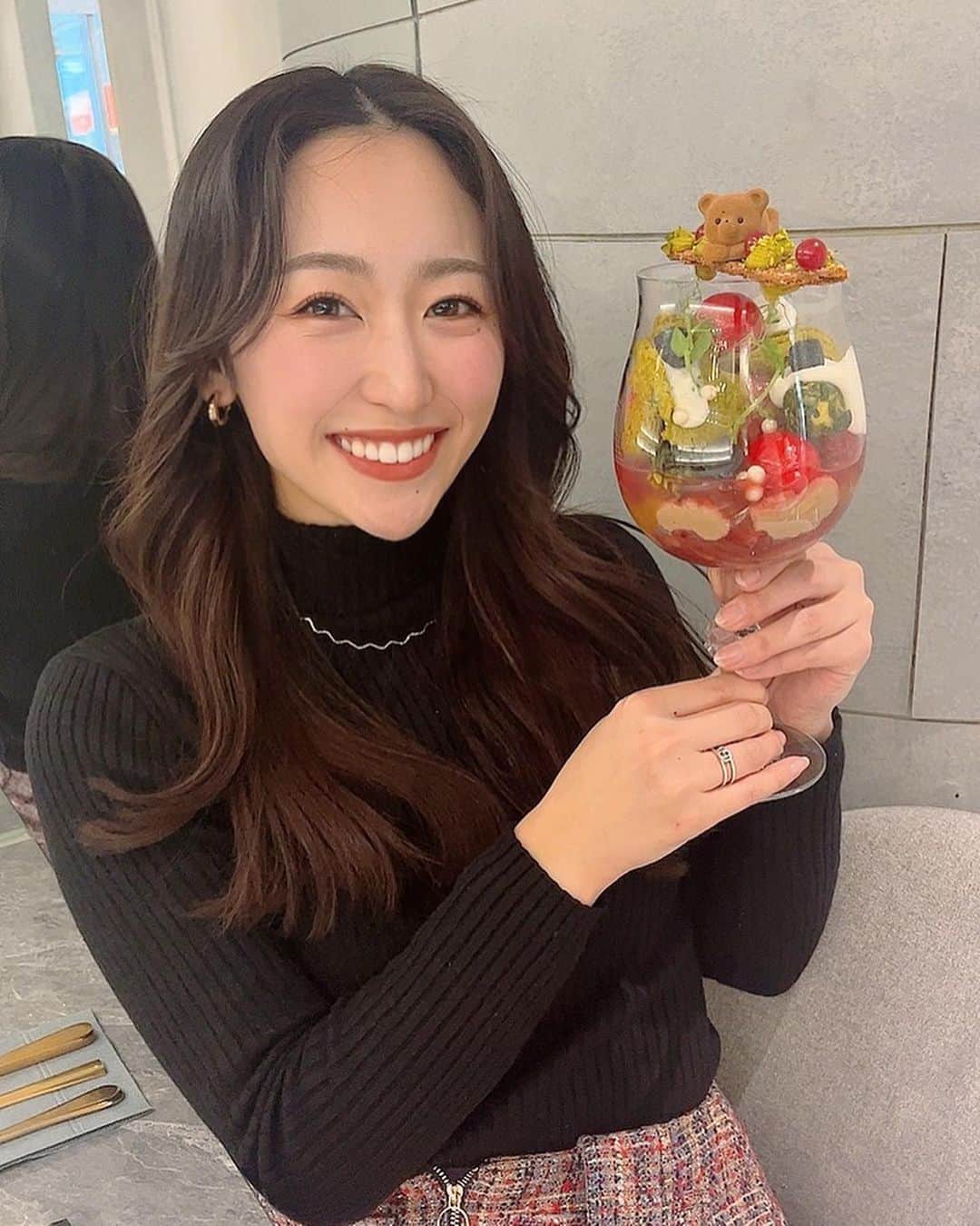 三輪晴香のインスタグラム：「. . 女の子してきました💐 何もかもが可愛くて クマ好きな私には幸せな空間🧸  このワイングラスの中はお酒じゃないよ🍸😝  #louangetokyo #cafe #sweets  #fashion #code」