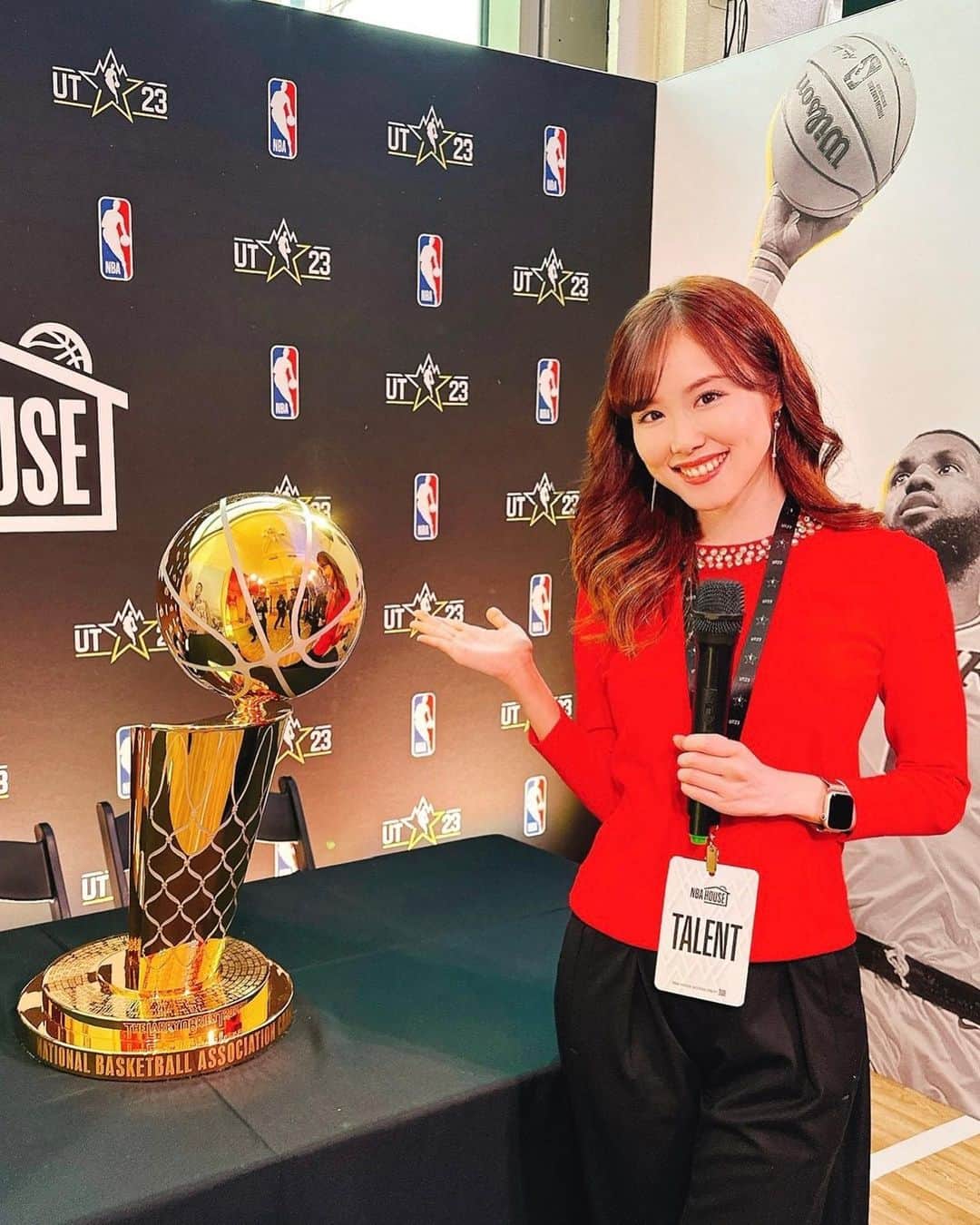 メロディー・モリタさんのインスタグラム写真 - (メロディー・モリタInstagram)「Arrived in Salt Lake City for @NBA All-Star 2023!🌟✨ Since 2018, I’ve covered NBA All-Star in LA, Charlotte, and Chicago, so this is my fourth one and I’m so excited to be here with such a fun, awesome team😊🙌  I started off this morning at #NBAHouse for creators where I challenged myself to a basketball shooting game even though I have absolutely zero experience. A snippet is uploaded on NBA Japan’s Twitter🙈  The #NBACrossover is at this huge convention center with booths/areas/courts enjoyable for people of all ages. There was even a 20-feet high basketball hoop, and I found some team jackets written in Japanese!🇯🇵  The Rising Stars Game was definitely a close one, but who stood out to me was Ventura Alvarado who controlled the flow of the game and then sealed it with a game-winning 3-pointer (2nd slide), making him the MVP!🏆 Also, this is unrelated to the game, but I had to include the "fusion” of LeBron James Harden they showed on the jumbotron😂  Looking forward to interviewing, filming, and ofc enjoying the games throughout the weekend!🔥  NBAオールスター2023で、Salt Lake Cityに！✨ 2018年より、LA、シャーロット、シカゴに続き、光栄にも4度目のNBAオールスターに来ることができました。  初日は朝からクリエイター専用の「NBA HOUSE」へ🏀 バスケは完全にど素人な私がバスケ対決をしたり...（笑）その模様はNBA JAPANの公式Twitterに一部アップされています🙈💦  「NBA Crossover」では高さおよそ6mに設置されたバスケットゴールや、チーム名が日本語で書かれたジャケットまで売られていました！世代・国籍問わず楽しめるコンベンションセンターです✨  夜は若手選手たちのRising Stars Game! チームPauのアルヴァラード選手が試合の流れをコントロールしながらファイナルでの決勝点をスリーで決め（スライド2枚目）、会場を盛り上げるプレーをたくさん見せてくれました！MVPもゲット🏆  試合とは関係ないのですが、ハーデン選手とレブロン選手を合成させた写真がとても面白く気に入ってしまいました😂  明日はインタビューや、サタデーナイトのイベントで盛りだくさん！日本在住の皆さんは、オールスターをNBA楽天で一緒に楽しんで下さいね🤗 #NBAAllStar #nbaallstarweekend #NBAオールスター」2月18日 16時55分 - melodeemorita