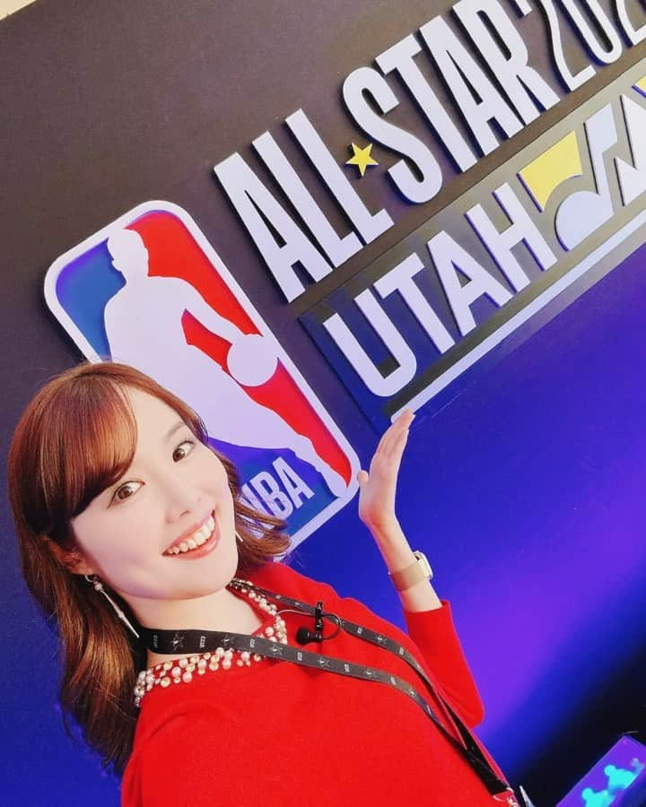 メロディー・モリタのインスタグラム：「Arrived in Salt Lake City for @NBA All-Star 2023!🌟✨ Since 2018, I’ve covered NBA All-Star in LA, Charlotte, and Chicago, so this is my fourth one and I’m so excited to be here with such a fun, awesome team😊🙌  I started off this morning at #NBAHouse for creators where I challenged myself to a basketball shooting game even though I have absolutely zero experience. A snippet is uploaded on NBA Japan’s Twitter🙈  The #NBACrossover is at this huge convention center with booths/areas/courts enjoyable for people of all ages. There was even a 20-feet high basketball hoop, and I found some team jackets written in Japanese!🇯🇵  The Rising Stars Game was definitely a close one, but who stood out to me was Ventura Alvarado who controlled the flow of the game and then sealed it with a game-winning 3-pointer (2nd slide), making him the MVP!🏆 Also, this is unrelated to the game, but I had to include the "fusion” of LeBron James Harden they showed on the jumbotron😂  Looking forward to interviewing, filming, and ofc enjoying the games throughout the weekend!🔥  NBAオールスター2023で、Salt Lake Cityに！✨ 2018年より、LA、シャーロット、シカゴに続き、光栄にも4度目のNBAオールスターに来ることができました。  初日は朝からクリエイター専用の「NBA HOUSE」へ🏀 バスケは完全にど素人な私がバスケ対決をしたり...（笑）その模様はNBA JAPANの公式Twitterに一部アップされています🙈💦  「NBA Crossover」では高さおよそ6mに設置されたバスケットゴールや、チーム名が日本語で書かれたジャケットまで売られていました！世代・国籍問わず楽しめるコンベンションセンターです✨  夜は若手選手たちのRising Stars Game! チームPauのアルヴァラード選手が試合の流れをコントロールしながらファイナルでの決勝点をスリーで決め（スライド2枚目）、会場を盛り上げるプレーをたくさん見せてくれました！MVPもゲット🏆  試合とは関係ないのですが、ハーデン選手とレブロン選手を合成させた写真がとても面白く気に入ってしまいました😂  明日はインタビューや、サタデーナイトのイベントで盛りだくさん！日本在住の皆さんは、オールスターをNBA楽天で一緒に楽しんで下さいね🤗 #NBAAllStar #nbaallstarweekend #NBAオールスター」