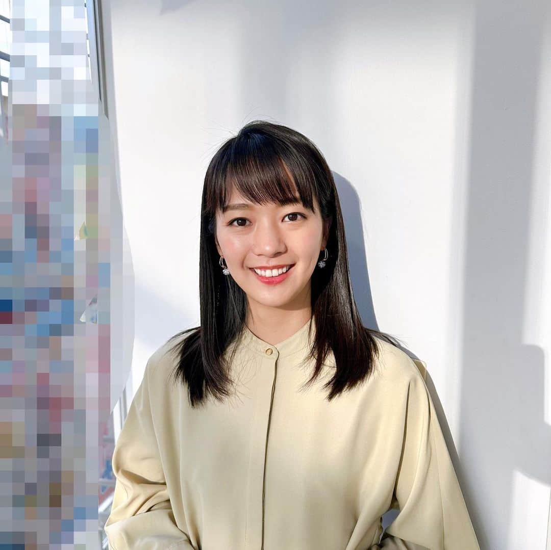 紀真耶のインスタグラム：「最近の衣装です✨ 2枚目はちはるちゃんの影ですよって皆さんにお知らせしています！  ☆ ☆ #衣装 #影 #26歳おめでとう  #テレビ朝日 #グッドモーニング #斎藤ちはる #紀真耶」