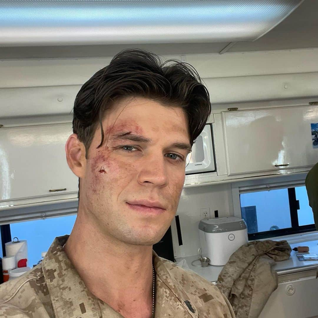 コリン・フォードのインスタグラム：「Still healing from last nights Walker episode 😬😂 Hope you all enjoyed it, it was a blast 💥 #Walker @thecwwalker」