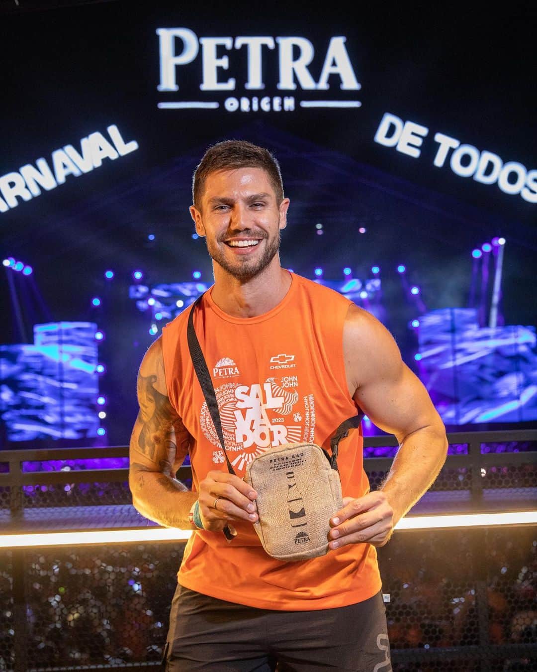 Jonas Sulzbachのインスタグラム：「Que alegria estar aqui no melhor carnaval do mundo 🎉   @camarotesalvadoroficial @cervejapetra #PetraNaFolia」