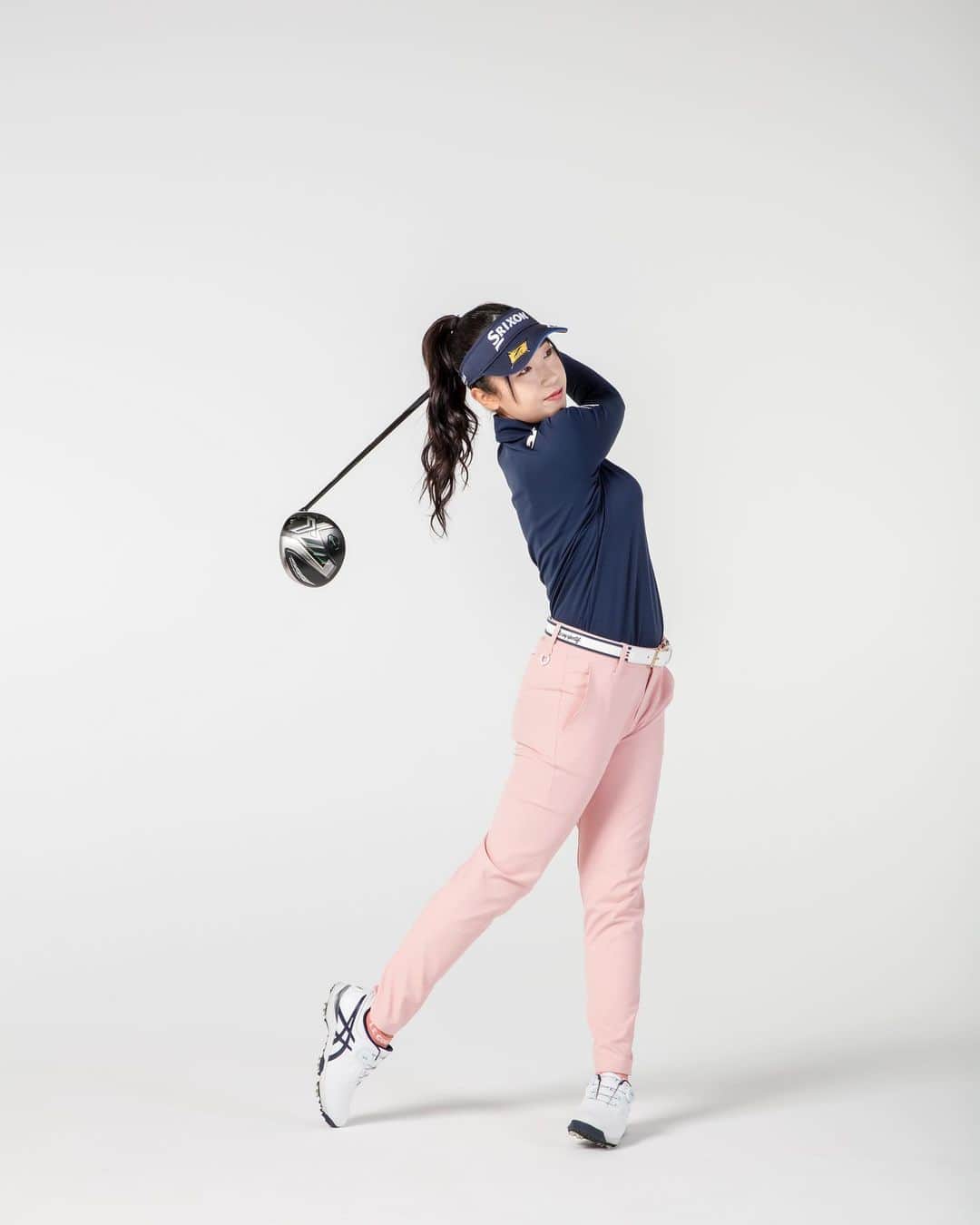 のインスタグラム：「私が契約をさせていただいているウエア（ @lecoqgolf_jp ）さんのカタログ撮影をしていただきました🎵🎀  そこで、撮影したデータをいただいたので載せます📸❤️  こちらはルコックの春ウエア🍃🌸  夏ウエアは後日お見せします🍧🎐☀  #ルコックゴルフ #ゴルフウェア #ゴルフコーデ #ルコックスポルティフ」