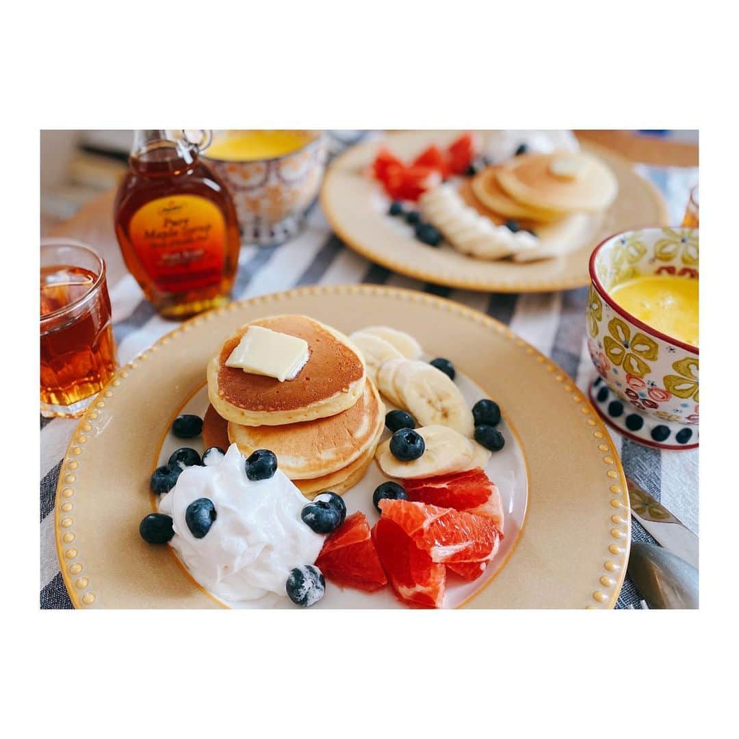のインスタグラム：「. 週末ホットケーキ🥞  小さな頃、森家の週末の朝は きまってホットケーキでした。 早起きしたくなるほど楽しみで、嬉しくて。  自分で作るようになってからも、 なんとなく、週末に食べたくなるんですよね😋  いただきます。よい週末を☕️♪  #朝ごはん #ホットケーキ #ちょっぴり豪華に盛り付けてみました☺️ #東海テレビ #アナウンサー #森夏美」