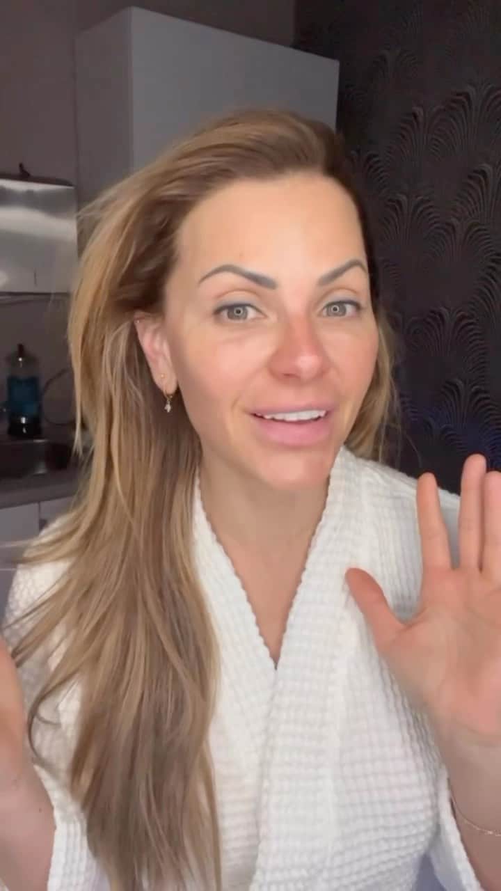 ミッチェル・マネーのインスタグラム：「#DiamondGlowPartner  No matter your age, it’s important to take care of your skin! I just received my second @DiamondGlow® treatment and loved it! DiamondGlow® is more than a facial. In a clinical study, patients reported that within 72 hours, continued improvements were seen in:   ✨ Fine Lines ✨ Overall Dryness ✨ Radiance ✨ Roughness   The treatment was really nice and relaxing and afterwards my skin not only looked radiant, but also looked plumper! ✨   +++ The DiamondGlow® device is a general dermabrasion device that gently removes the top layer of skin and delivers topical cosmetic SkinMedica® Pro-Infusion Serums onto the skin. This treatment is not for everyone. Some typical side effects include a scratchy sensation, tightness, and redness. Rare side effects may occur. Please talk to your provider for additional information.」