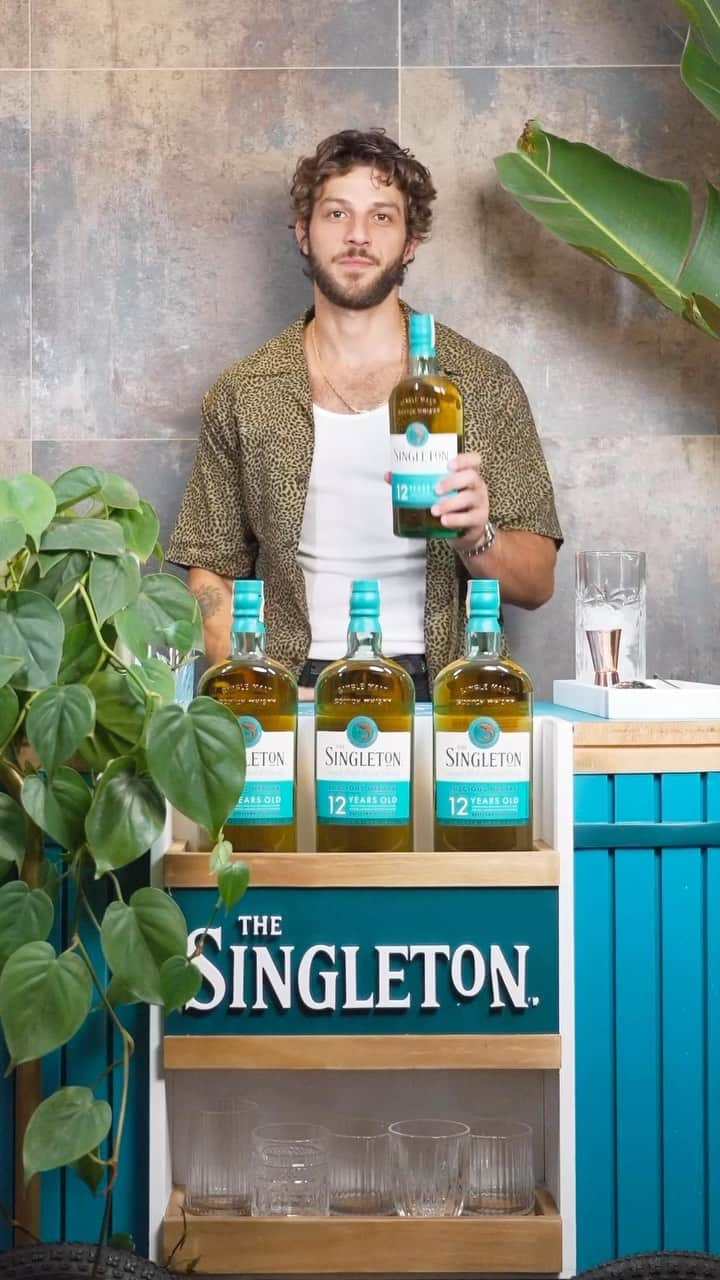 Chay Suedeのインスタグラム：「Saúde, turma!  Faça você mesmo com o @clubenadaclassico.  Em oito passos você faz o seu próprio Boulevardier Nada Clássico com @thesingletonwhisky.  Quem aí vai testar a receita no carnaval?   aprecie com moderação e não compartilhe com menores de 18 anos. #clubenadaclassico」