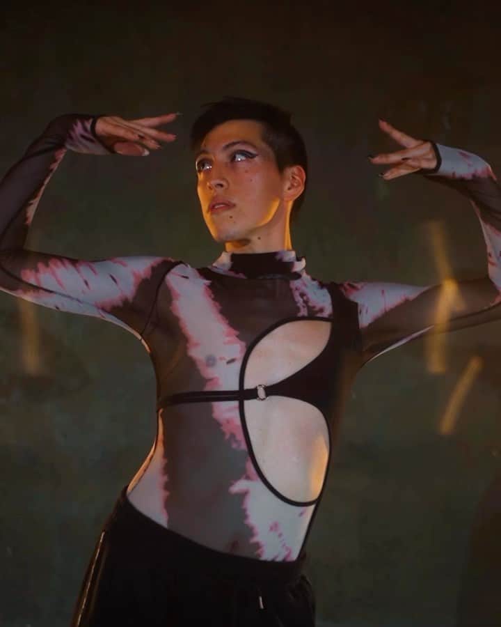 Bodine Koehlerのインスタグラム：「Y ahora una fantasía 🩸🖤 @bodine.x  . Creación mágica de ellxs @kotho_nunez20 @videla_floor 💫 Gracias por permitirme bailarla y disfrutarla 💋 . . 🎥: @zafiro.nsd  📍: @laestaciondedanza  #heels #heelschoreography #heelsdance」